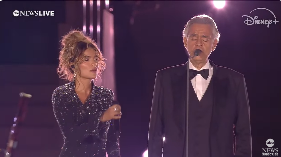 Karol G y Andrea Bocelli interpretando 'Vivo por ella' en el 'Grace for the world'.