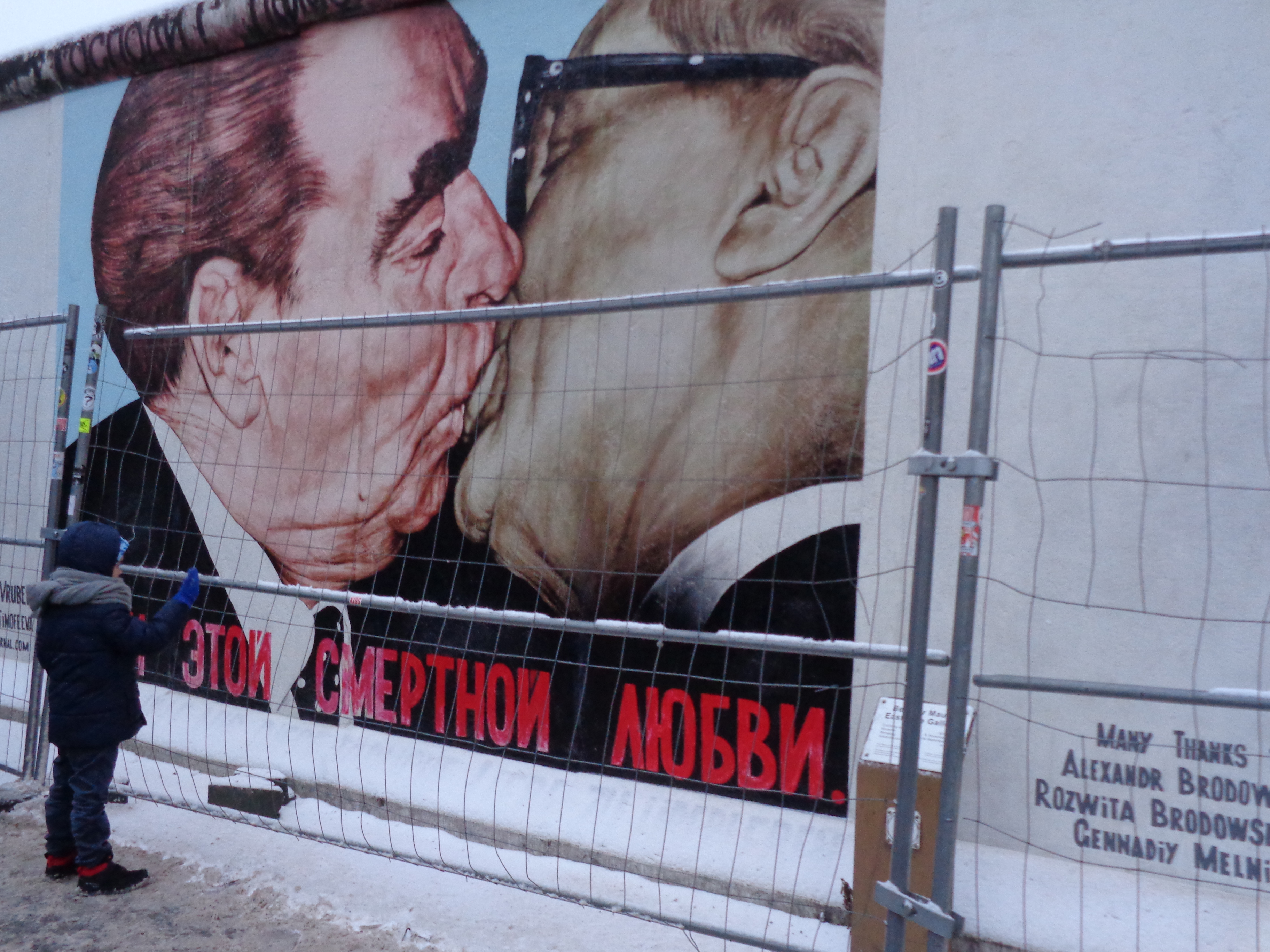 Beso entre hermanos, obra representativa de East Side Gallery.