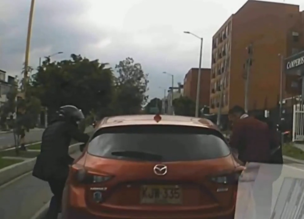 Víctimas de violento atraco en semáforo no denunciaron y rechazaron ayuda de la Policía