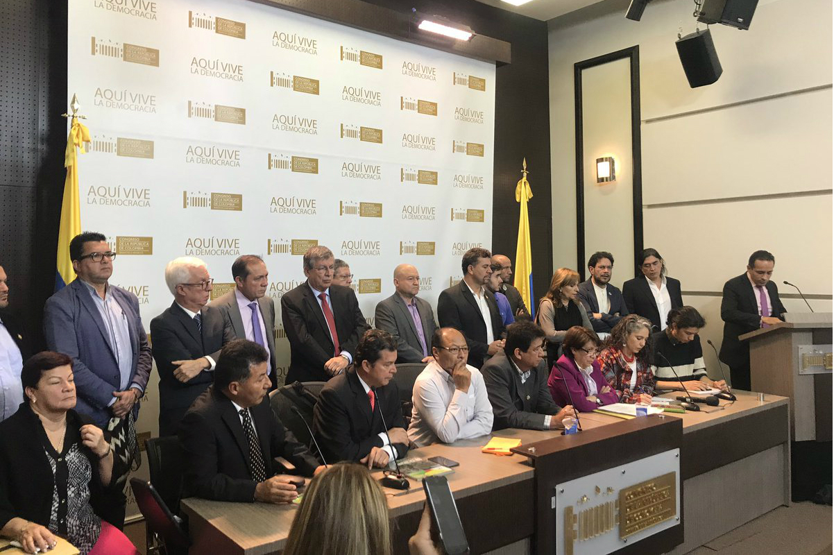 Bancada alternativa junto a gremios obreros piden retirar ley de financiamiento