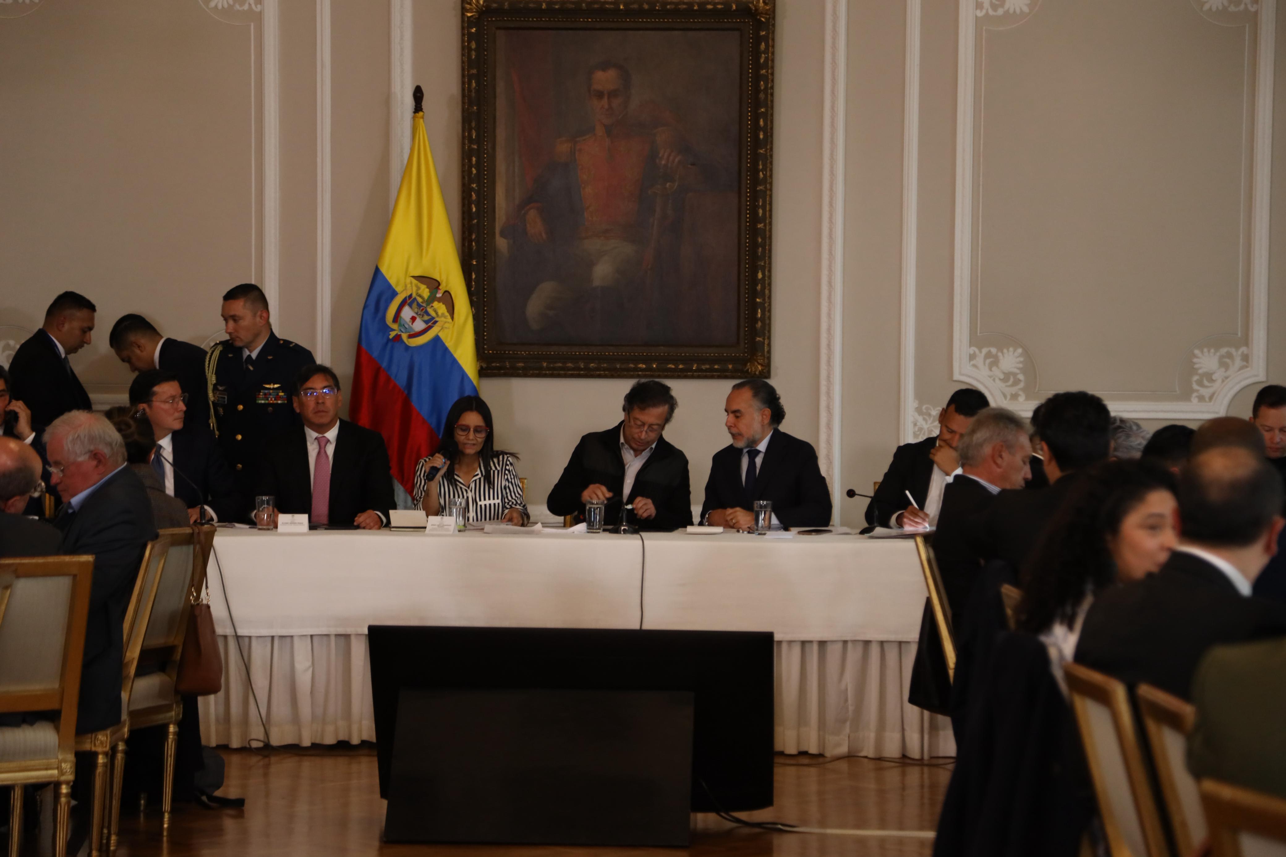 Petro ordenó más seguridad para Uribe, Dávila y otros opositores; siguen las marchas