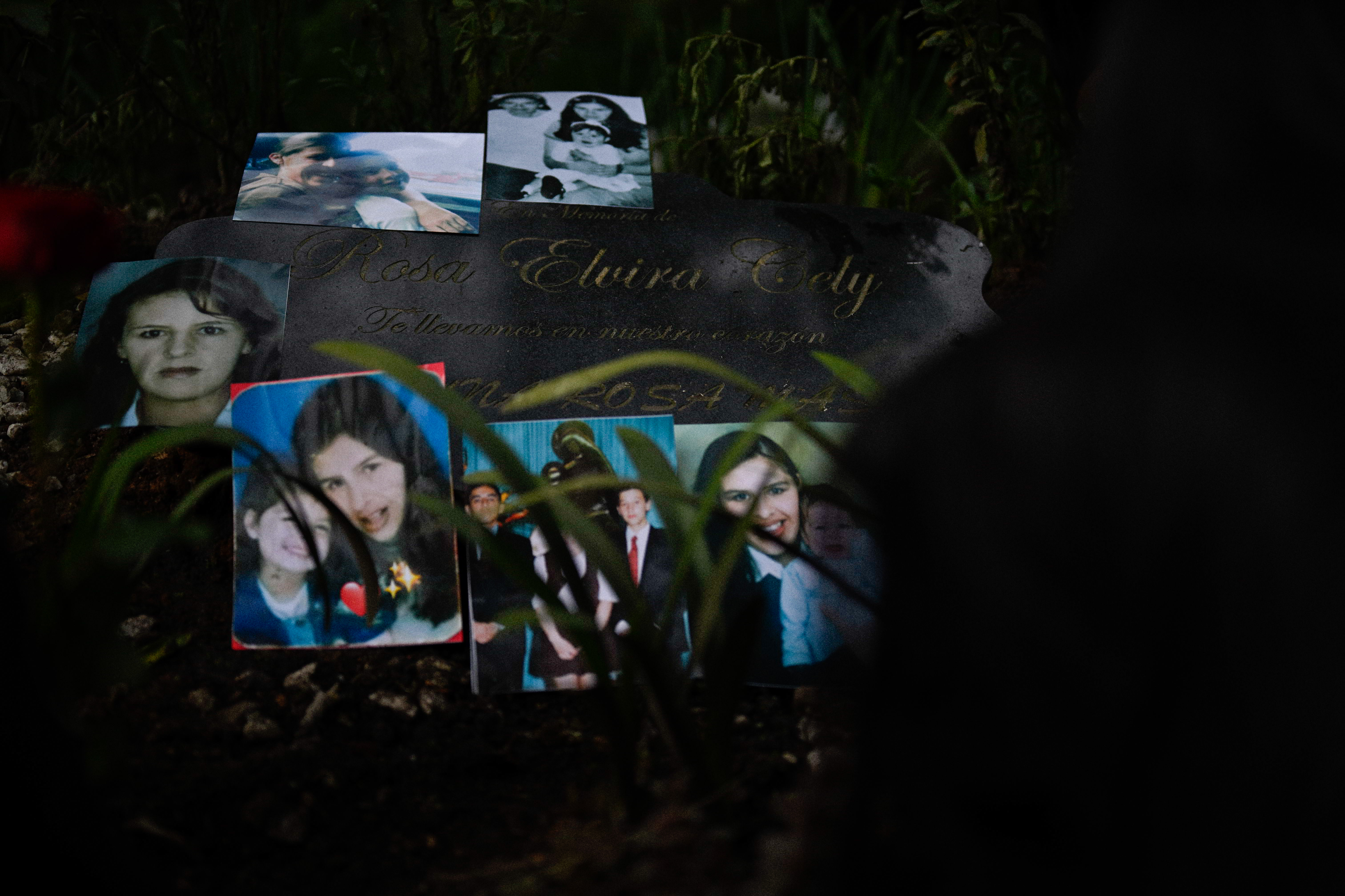 Sobre la placa de Rosa Elvira , fotos de ella en distintos momentos de su vida. En la piedra se lee: "Ni una rosa más".