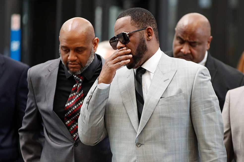 Cantante R. Kelly, detenido por acusaciones de pornografía infantil