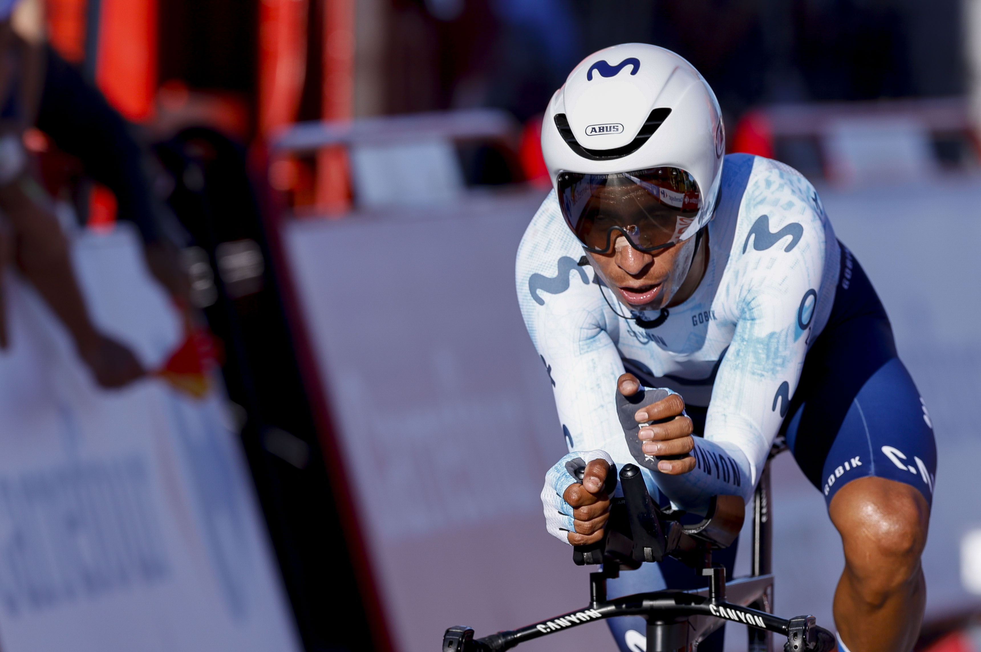 OEIRAS (PORTUGAL), 17/08/2024.- El ciclista colombiano Nairo Quintana, del Movistar, durante la primera etapa de la Vuelta a España, una contrarreloj individual entre Lisboa y Oeiras (12 km), este sábado. EFE/ Javier Lizón