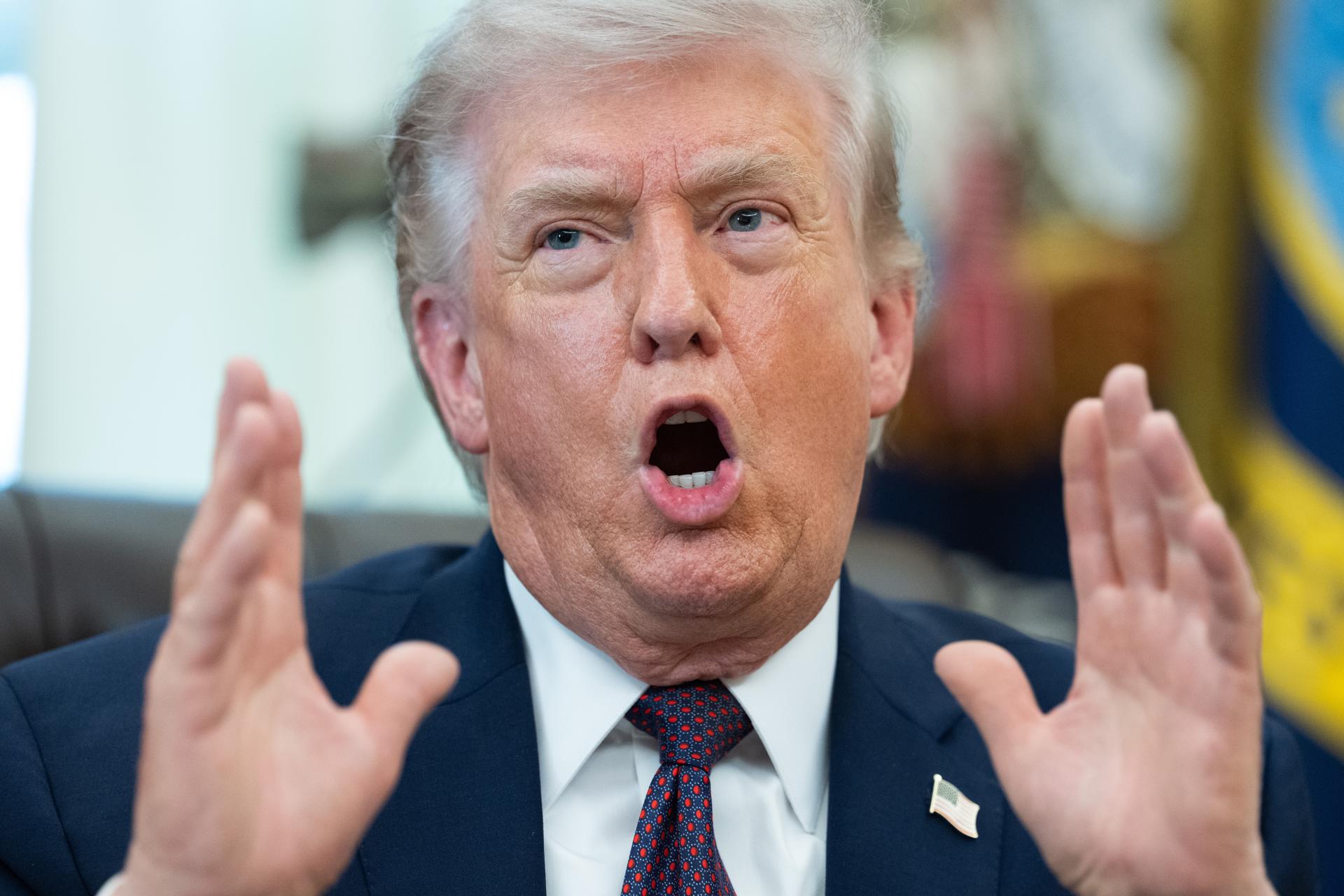 Trump alcanza mínimo histórico en aprobación económica, según encuesta