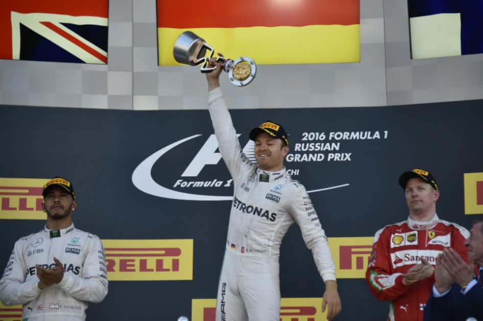Nico Rosberg (c) en lo más alto del podio del Gran Premio de Rusia. / AFP