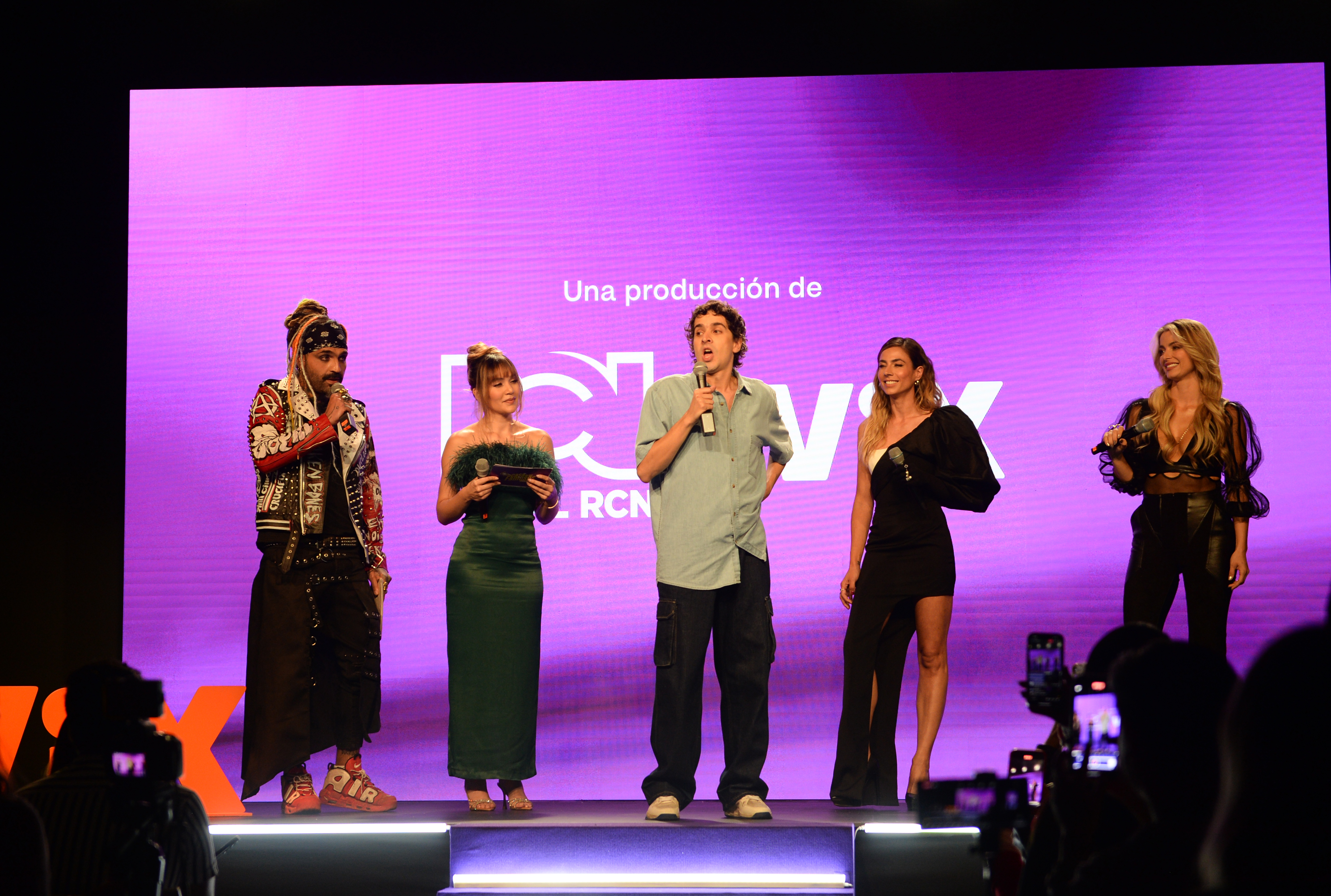 Julián Velásquez, Lina Tejeiro, Emmanuel Restrepo, Carla Giraldo y Cristina Hurtado, presentadores de 'La casa de los famosos'.