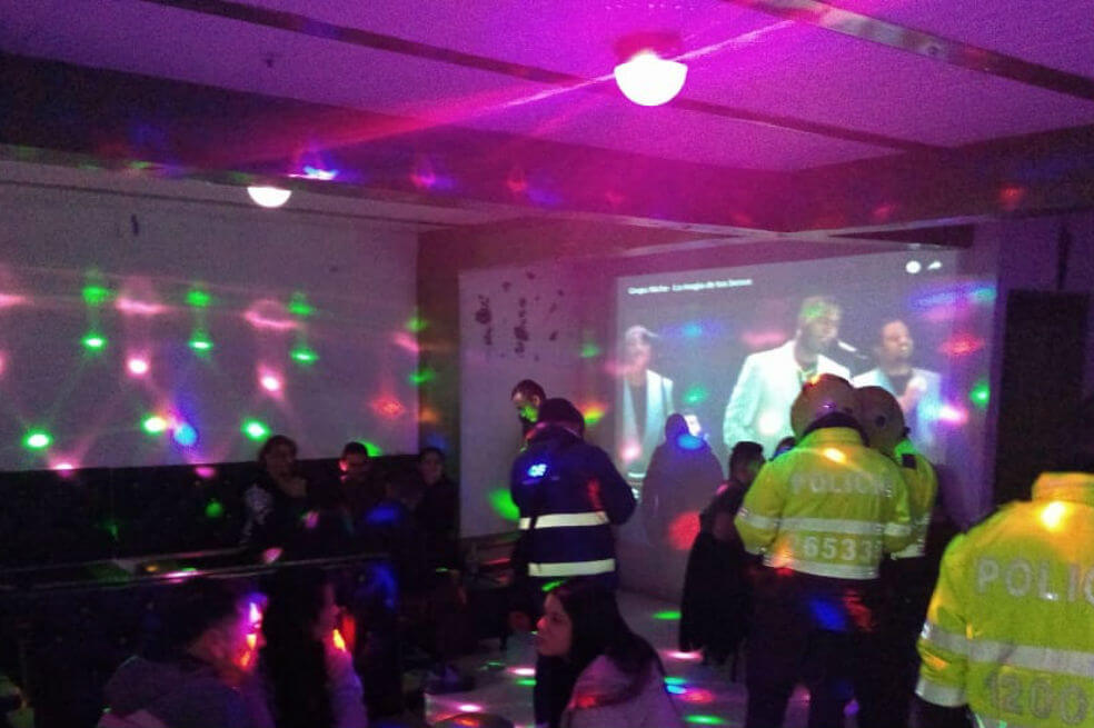 Incautan en Bogotá 143 botellas de licor adulterado y 385 botellas de cerveza vencida