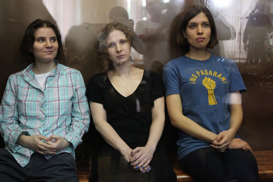Las integrantes del grupo punk Pussy Riot , Yekaterina Samutsevich (izda), Nadezhda Tolokonnikova (dcha) y Maria Alyokhina (centro) durante su juicio en Moscú (Rusia), en 2012.