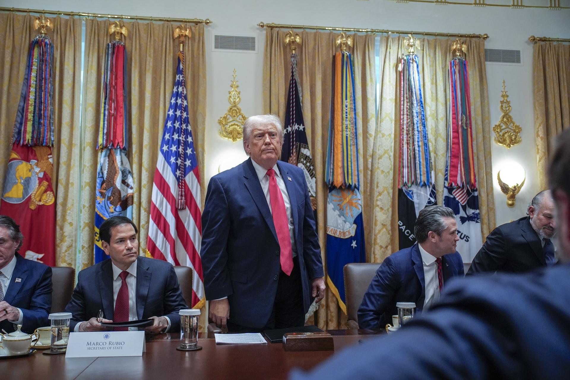 Washington (United States of America), 02/12/2025.- US President Donald J Trump (C) stands up to depart next to US Secretary of State Marco Rubio (L) and US Secretary of Defense Pete Hegseth (R) after holding a meeting with his Cabinet in the Cabinet Room of the White House in Washington, DC, USA, 02 December 2025. EFE/EPA/YURI GRIPAS / POOL