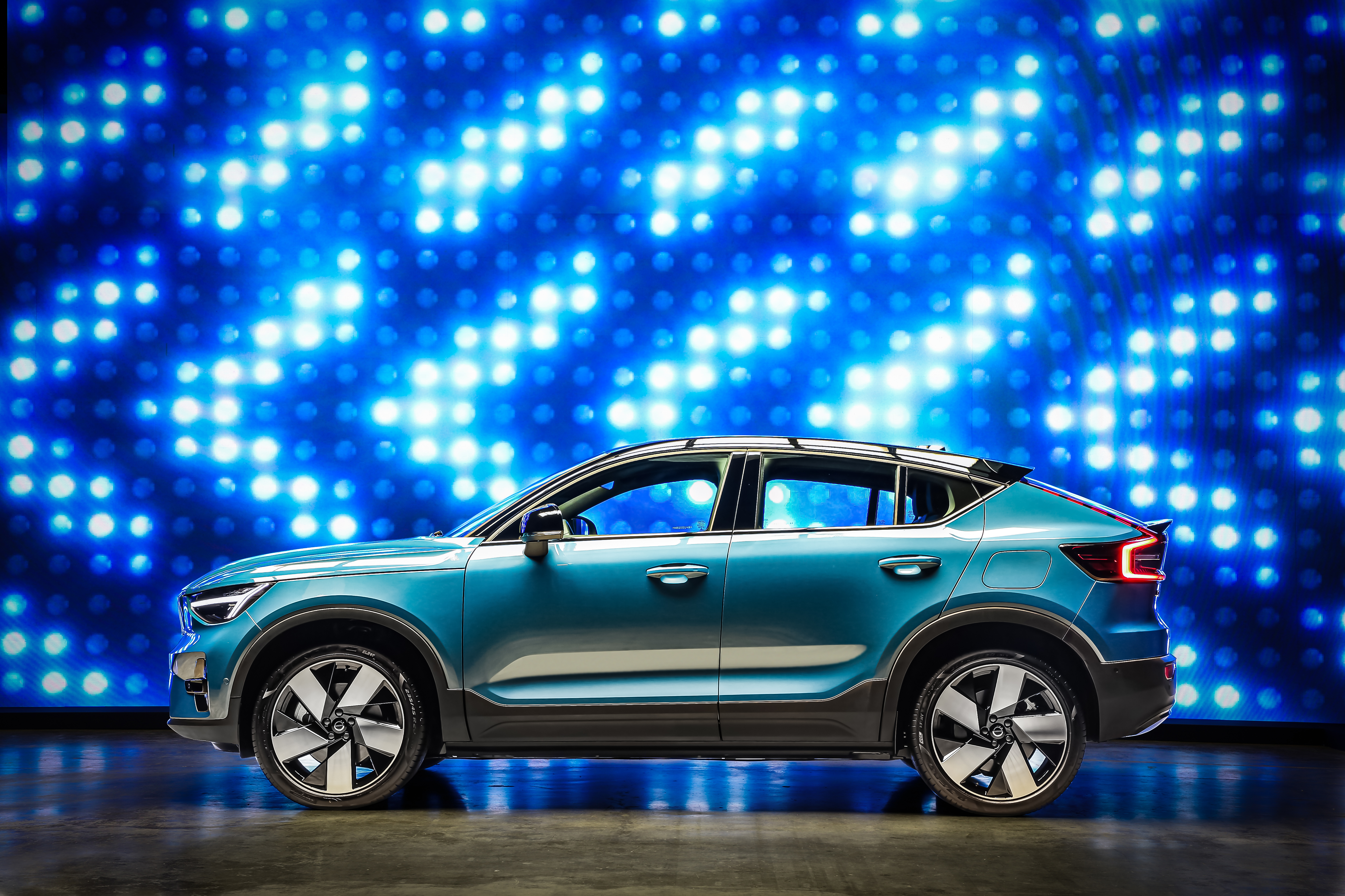 Volvo C40 incluye un sistema de propulsión eléctrico P8, el cual permite una potencia de 408cv y 486 lb/pie de torque.
