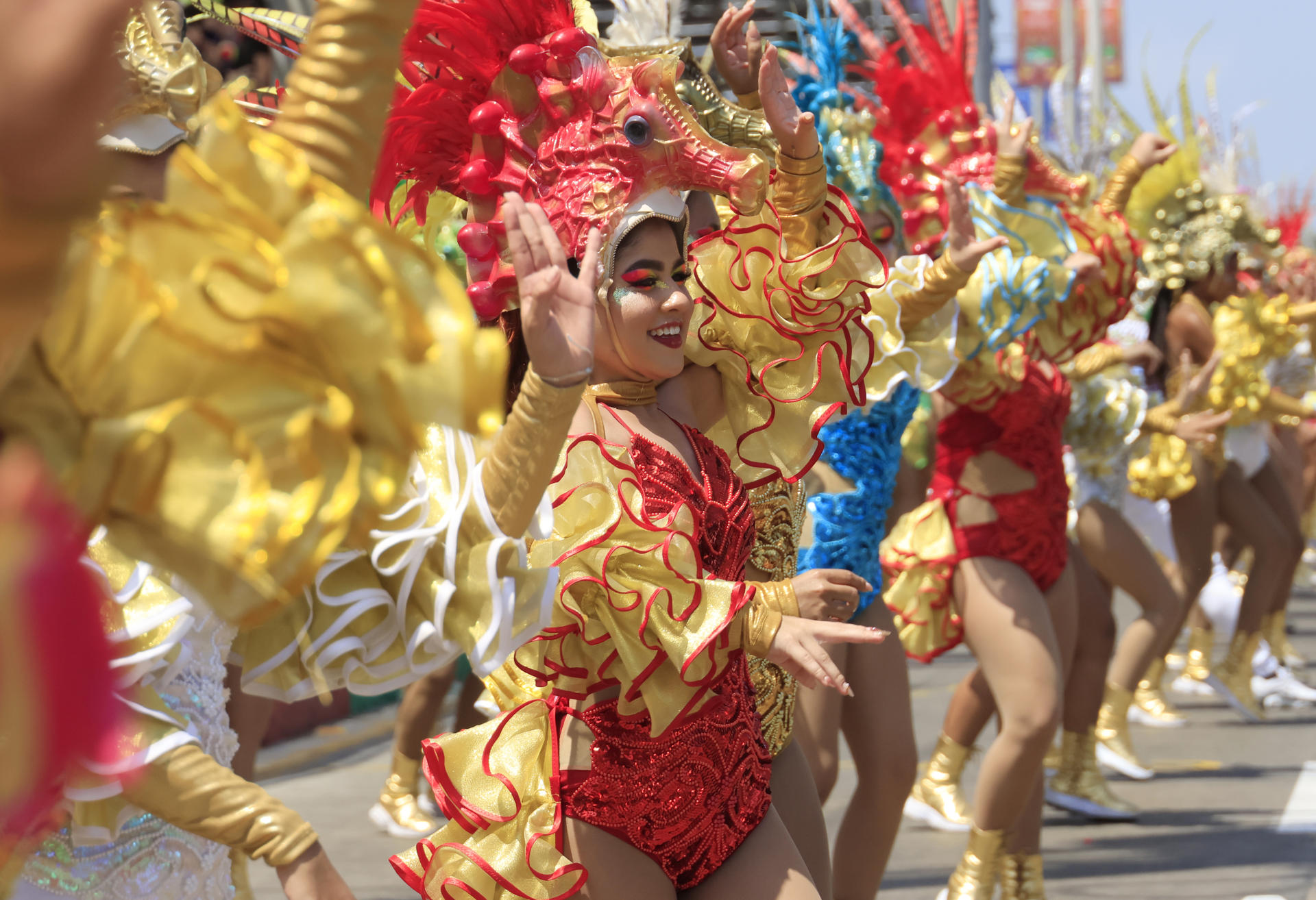 AME5993. BARRANQUILLA (COLOMBIA), 16/02/2026.- Un grupo de mujeres participa en la Gran Parada de Comparsas este lunes, en el Carnaval de Barranquilla (Colombia). El homenaje a la 'cultura picotera', relacionada con los 'picós', los enormes parlantes usados para amenizar bailes populares en la costa atlántica colombiana, fue el tema central de la Gran Parada de Comparsas, el tercero y último desfile en el Cumbiódromo del Carnaval de Barranquilla. EFE/ Ricardo Maldonado Rozo