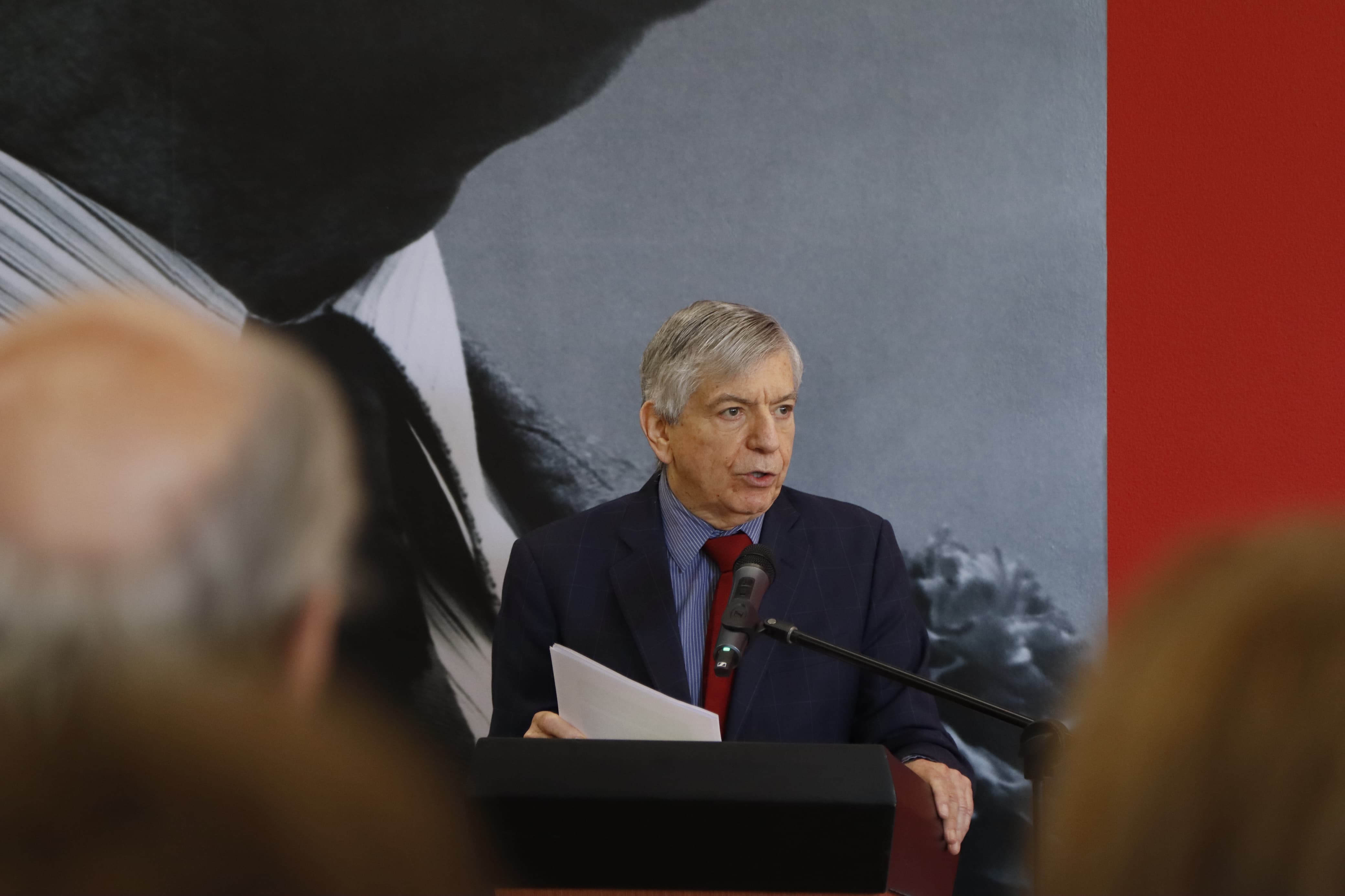 El expresidente César Gaviria, sucesor de Virgilio Barco como mandatario de Colombia, asistió a la exposición.