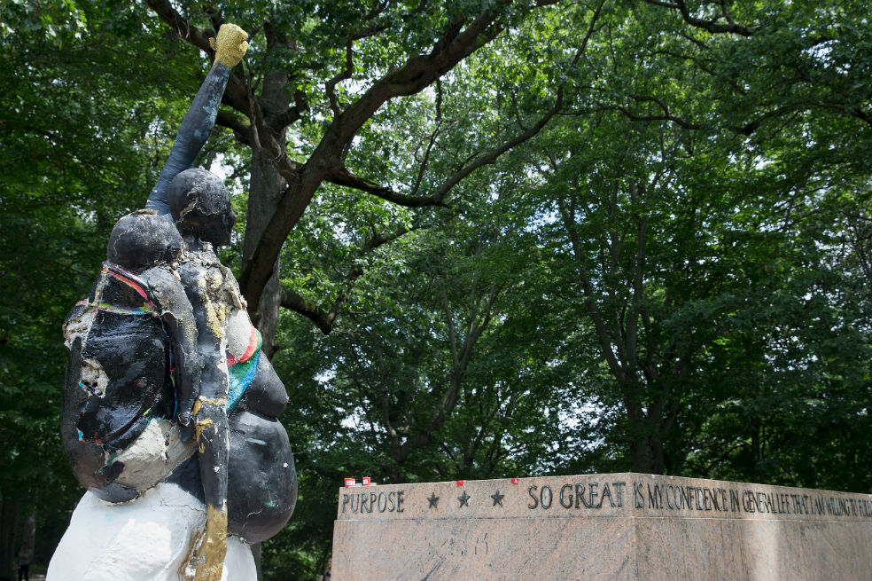 ¿Por qué unas estatuas tienen a la gente agarrada en Estados Unidos?