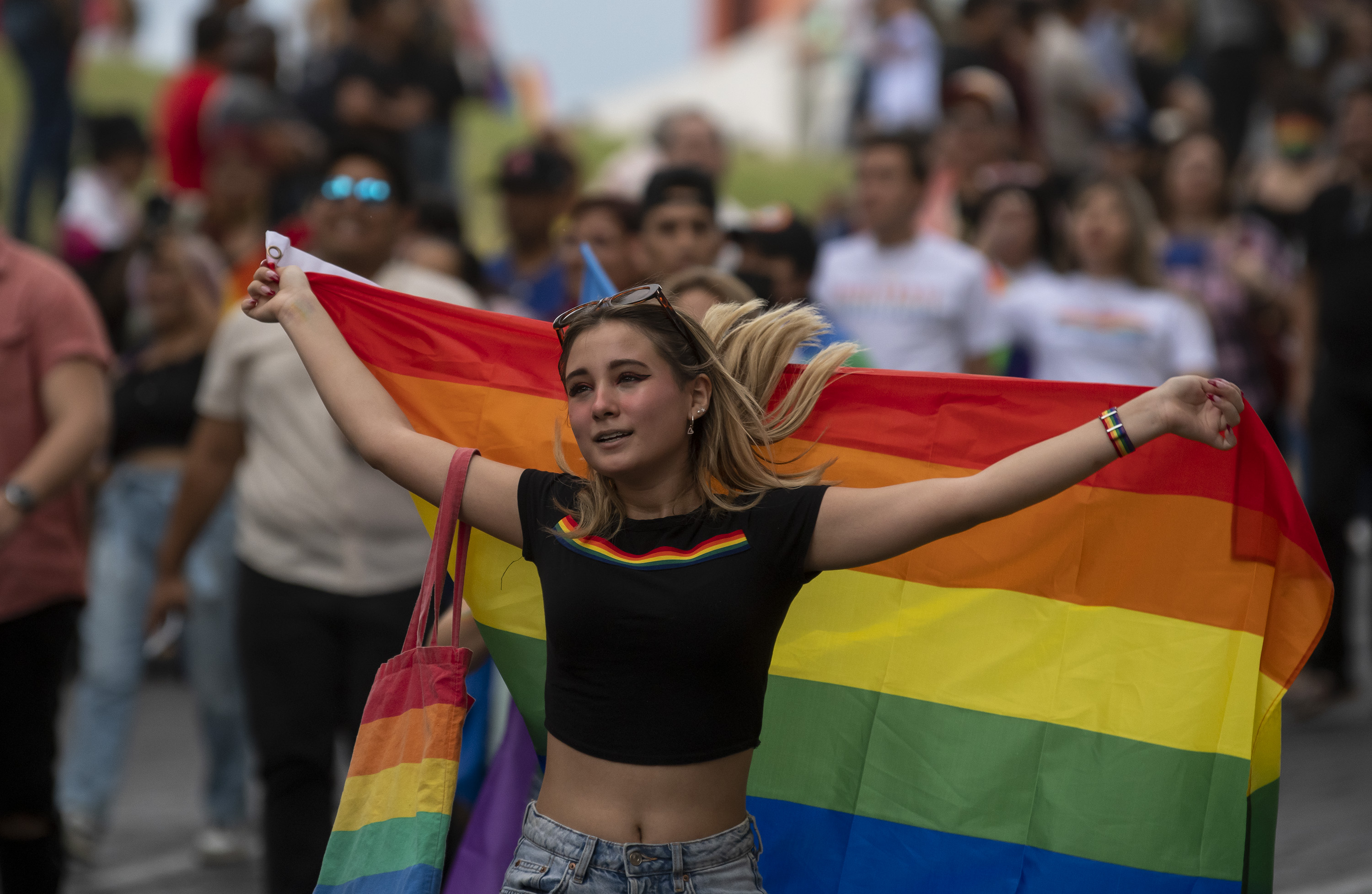 MEX6728. MONTERREY (MÉXICO), 18/06/2022.- Cientos de personas participan en la marcha del orgullo gay en la ciudad de Monterrey, hoy en el estado de Nuevo León (México). Colectivos y simpatizantes de la comunidad LGBTQ+ se manifestaron en diversas ciudades de México para exigir respeto a sus derechos, erradicar la discriminación y reconocimiento legal a la diversidad de su genero. EFE/Miguel Sierra
