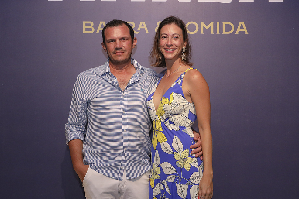 John Pierre deletra y Sara Barrera