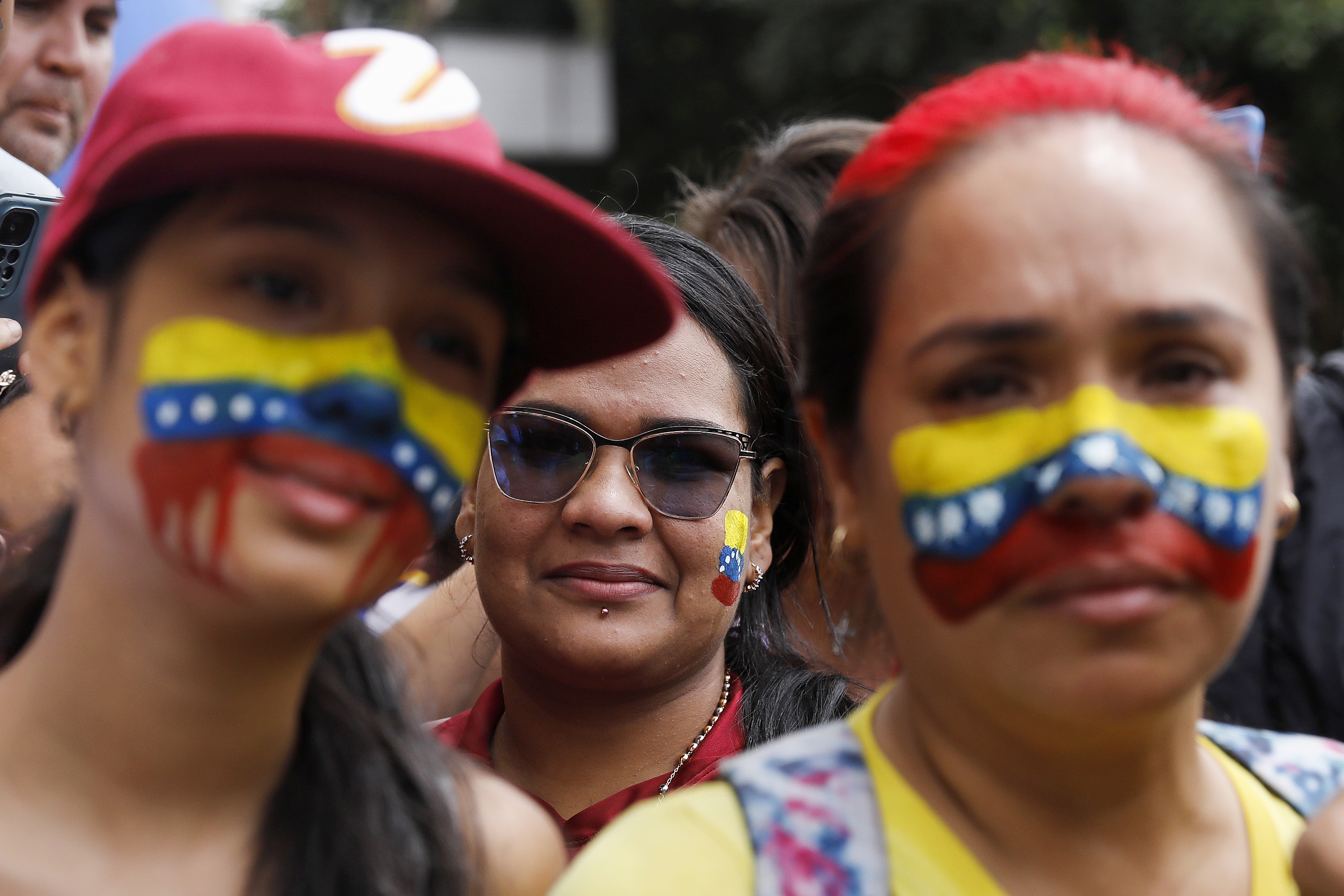 AME5686. MEDELLÍN (COLOMBIA), 28/07/2024.- Ciudadanos venezolanos se reúnen cerca al consulado de Venezuela en Medellín durante la jornada de elecciones presidenciales de Venezuela este domingo, en Medellín (Colombia). EFE/ Luis Eduardo Noriega Arboleda
