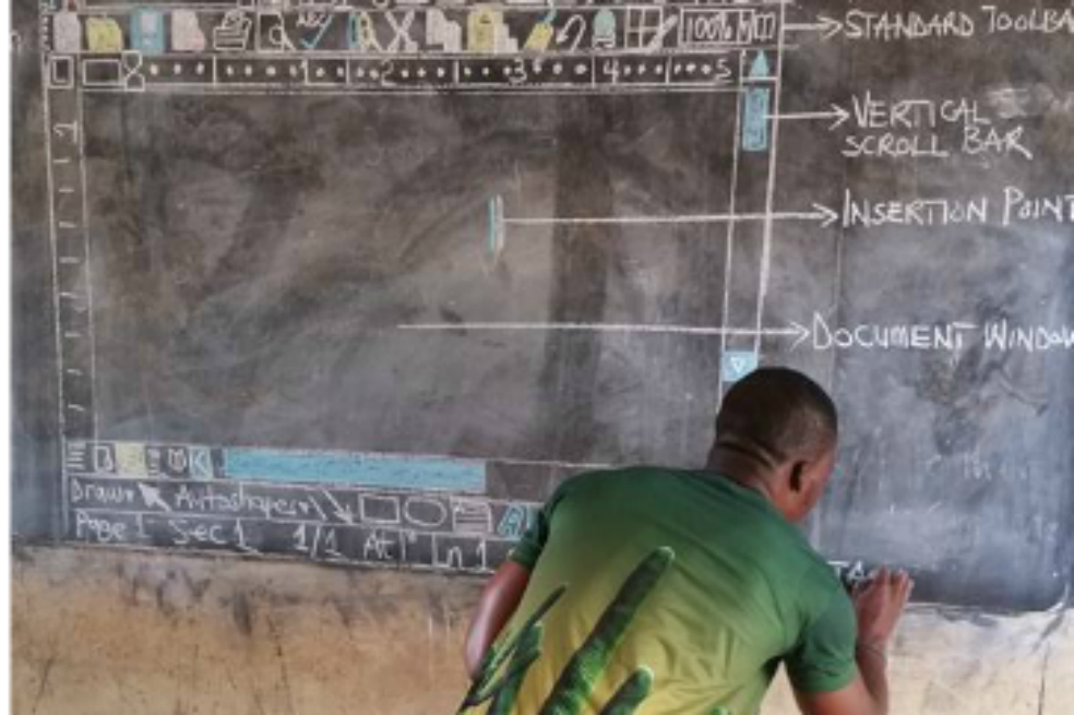 El profesor que enseña a usar Word en un pizarrón de tiza