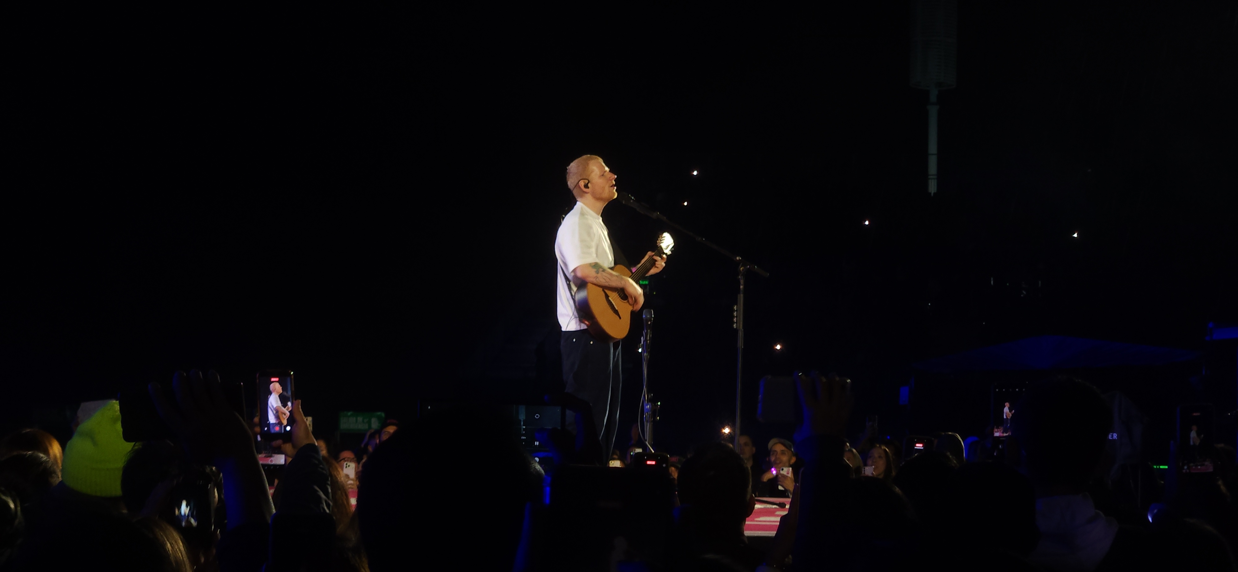Ed Sheeran en Bogotá: una lluvia amable para una noche de nostalgia, clásicos y euforia