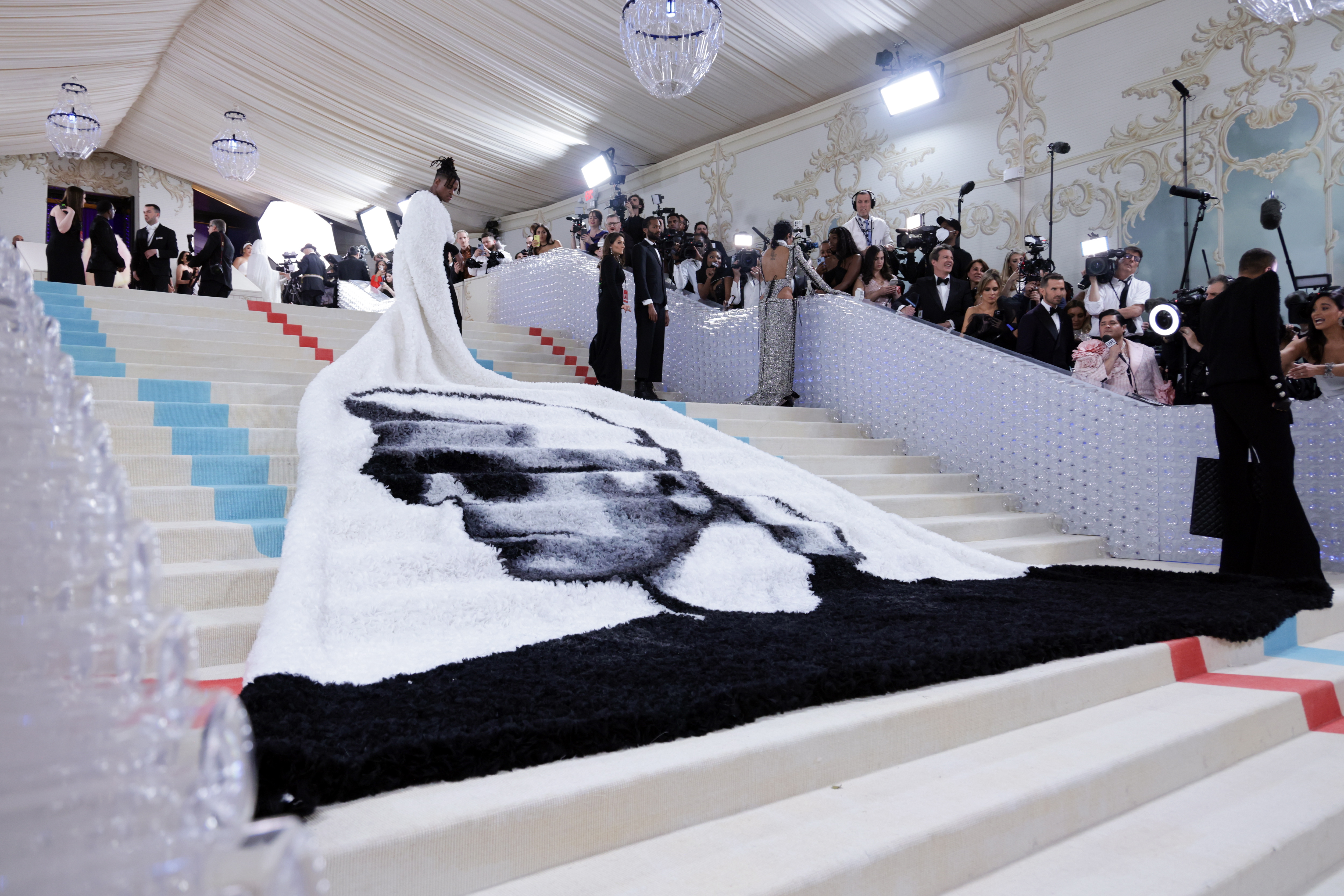 New York (United States), 02/05/2023.- US actor and singer Jeremy Pope arrives on the red carpet for the 2023 Met Gala, the annual benefit for the Metropolitan Museum of Art's Costume Institute, in New York, New York, USA, 01 May 2023. The theme of this year's event is the Met Costume Institute's exhibition, 'Karl Lagerfeld: A Line of Beauty.' (Papa, Estados Unidos, Nueva York) EFE/EPA/JUSTIN LANE