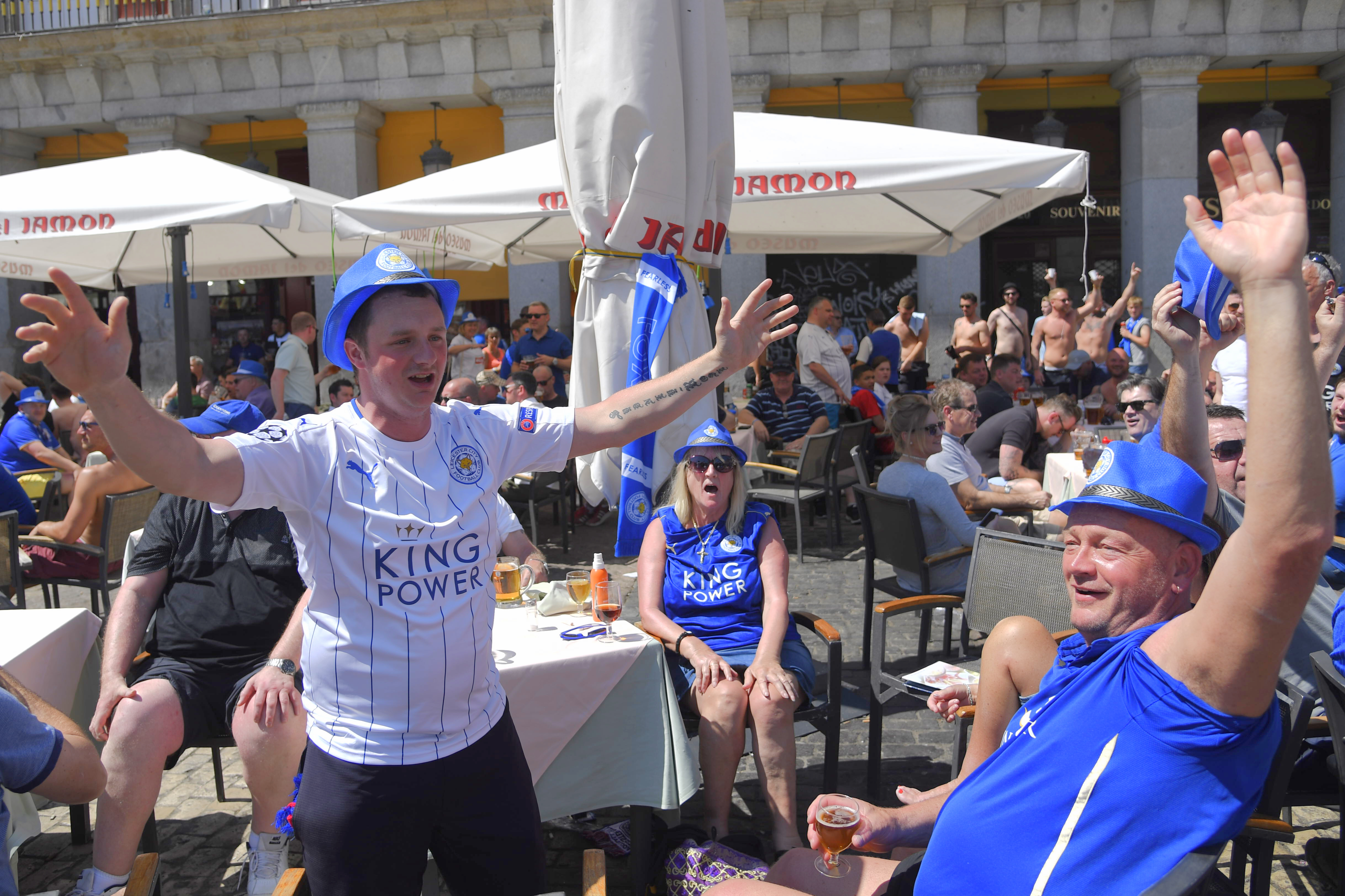 Al grito de “Gibraltar es nuestro”, hooligans del Leicester vandalizan la Plaza de Madrid