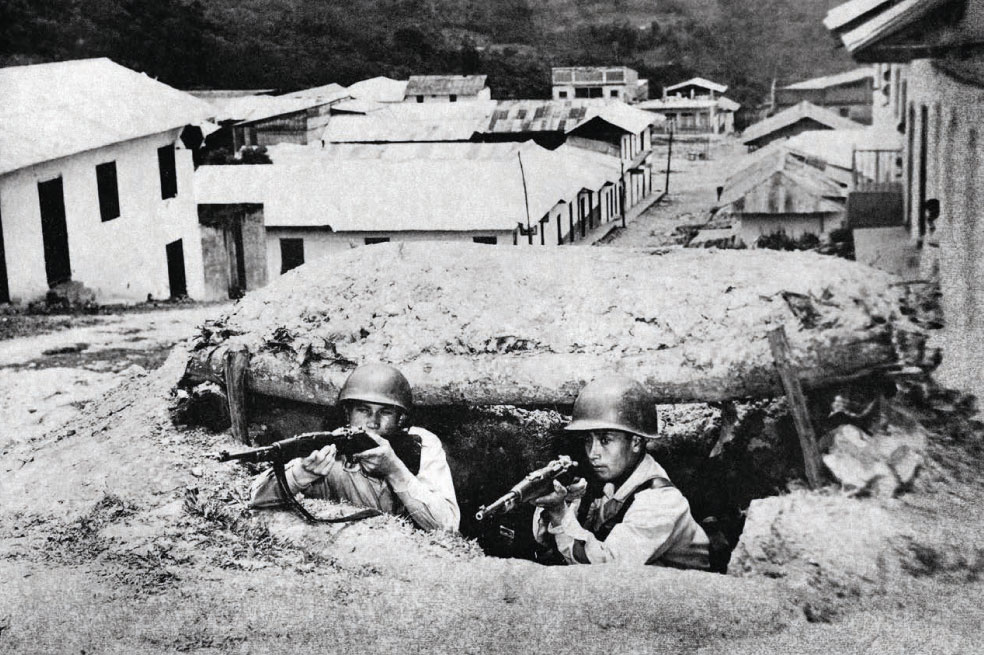 Esta es la foto de portada del periódico La Época que entregará Stephen Ferry en este municipio. El título de la portada es: "¡Villarrica en guerra! En Sumapaz se declara zona de operaciones militares en ocho municipios". 4 de abril de 1955