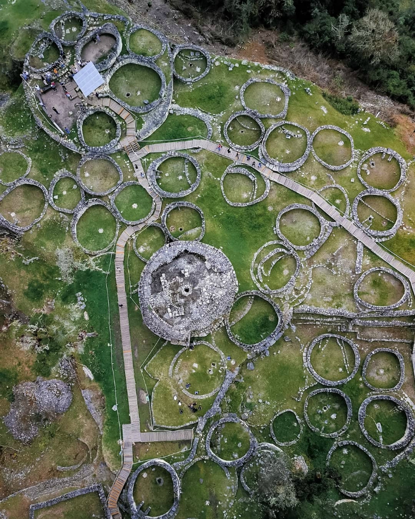 Vista aérea de la ciudadela de Kuelap, en el norte del Perú.@la_vidademike“La forma circular de sus hogares y la estructura por niveles es similar a la que existe en Colombia. Es curioso pensar si existió algún tipo de comunicación entre estos pueblos de los Andes, pero es una idea que nos hace plantearnos que quizá los chachapoyas son un pueblo que vivió desde mucho antes”, cuenta Constante Luján, arqueólogo y responsable de mantener en orden esta maravilla arqueológica.