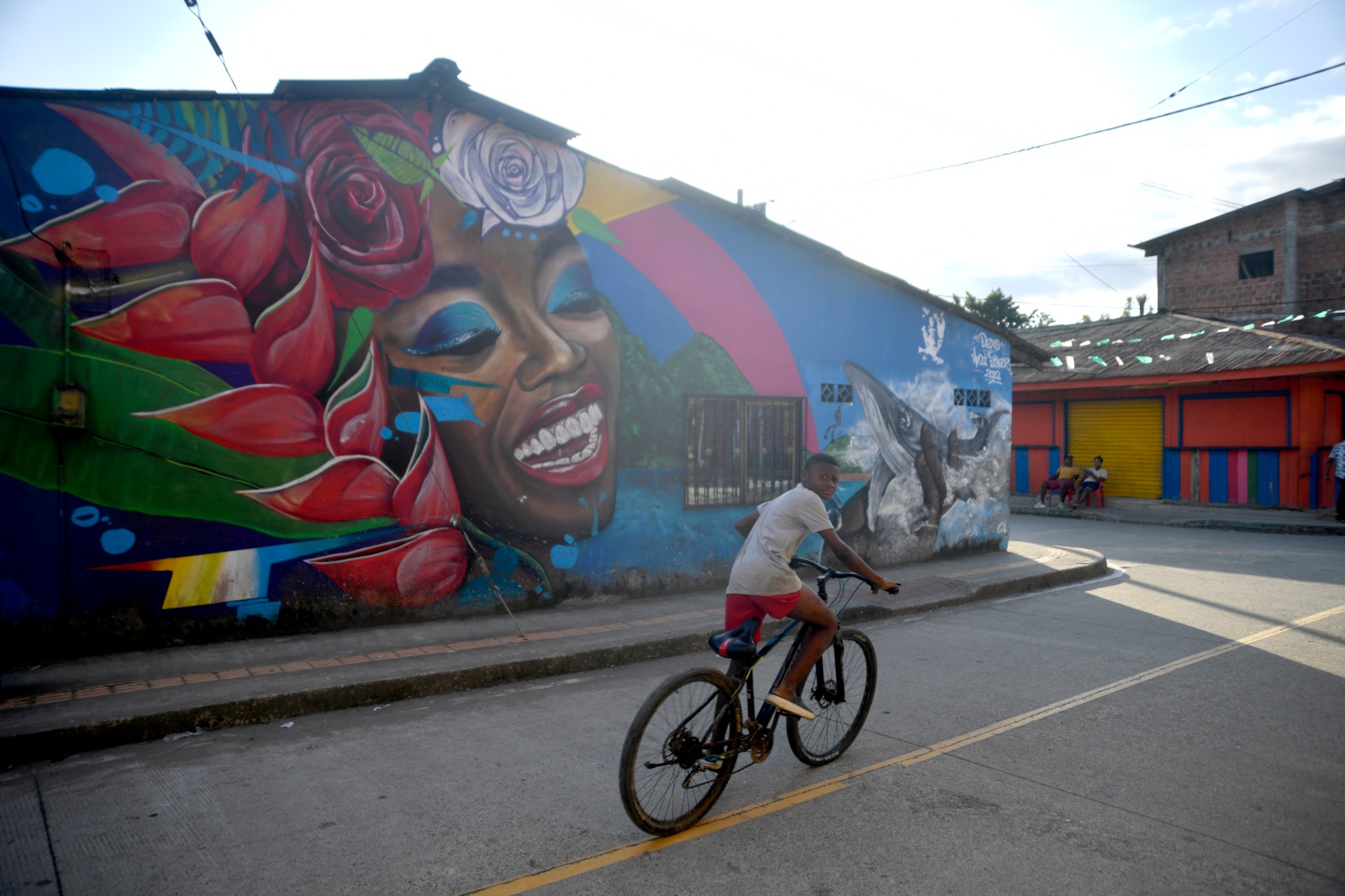 A través de los grafitis, Nuquí también muestra su riqueza natural y cultural. Además complementan el paisaje lleno de vida y de color.