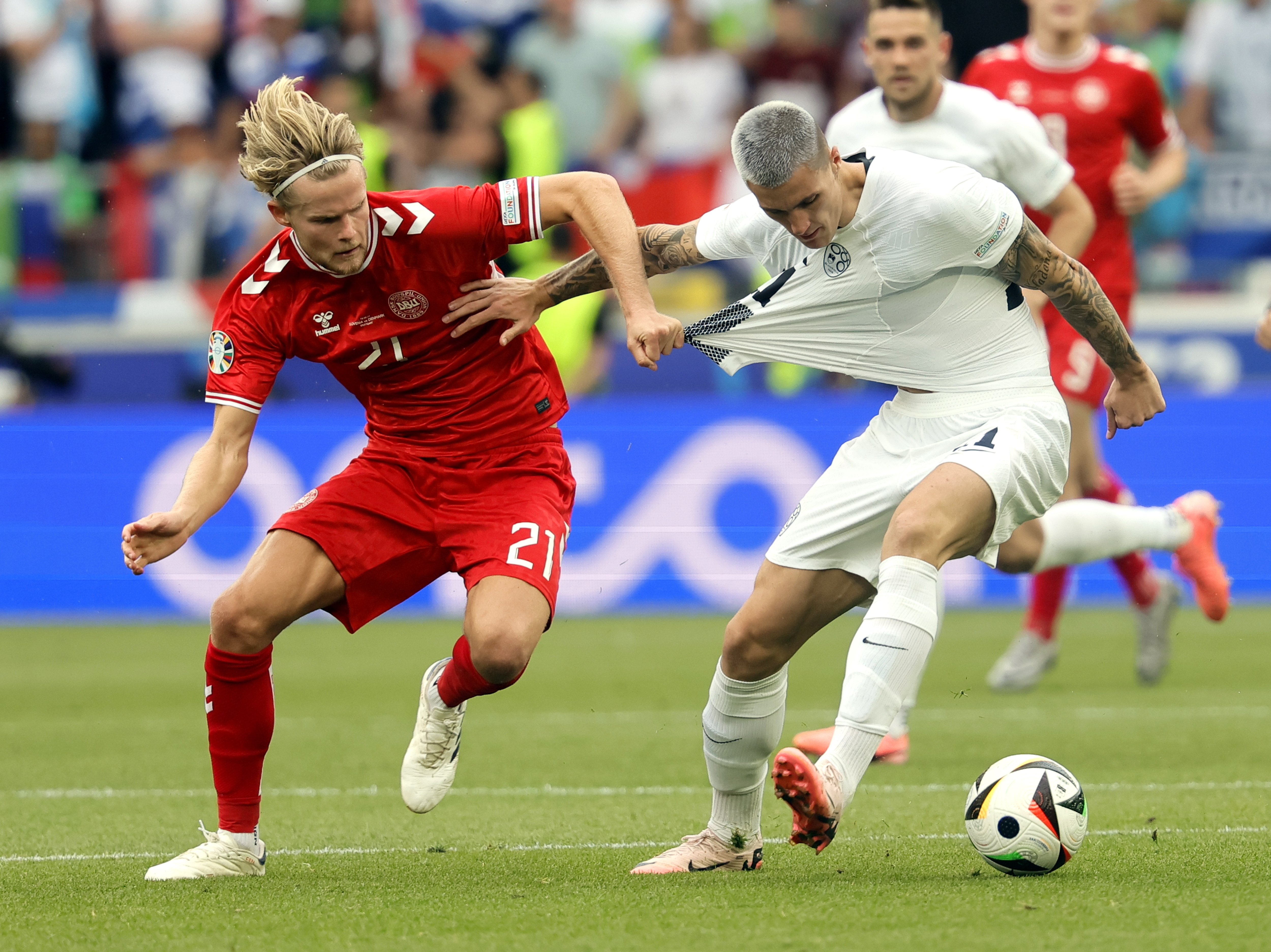 Stuttgart (Germany), 16/06/2024.- Morten Hjulmand of Denmark (L) and Benjamin Sesko of Slovenia in action during the UEFA EURO 2024 Group C soccer match between Slovenia and Denmark, in Stuttgart, Germany, 16 June 2024. (Dinamarca, Alemania, Eslovenia) EFE/EPA/RONALD WITTEK