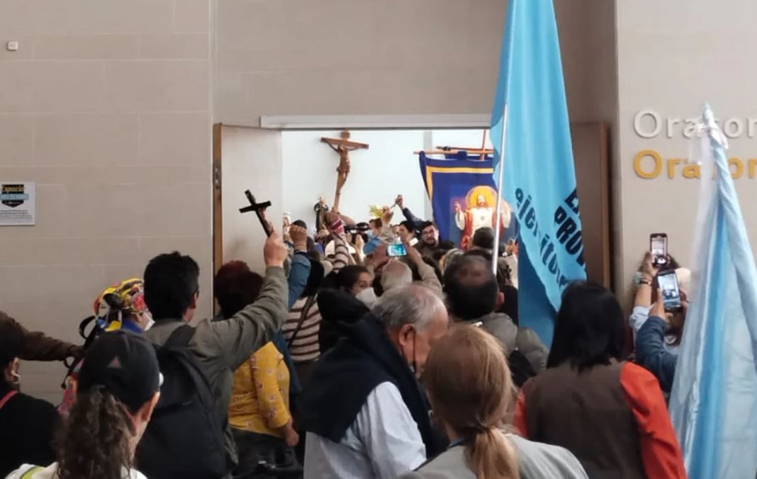 “Fuera Claudia López”, así fue la manifestación por el oratorio del aeropuerto