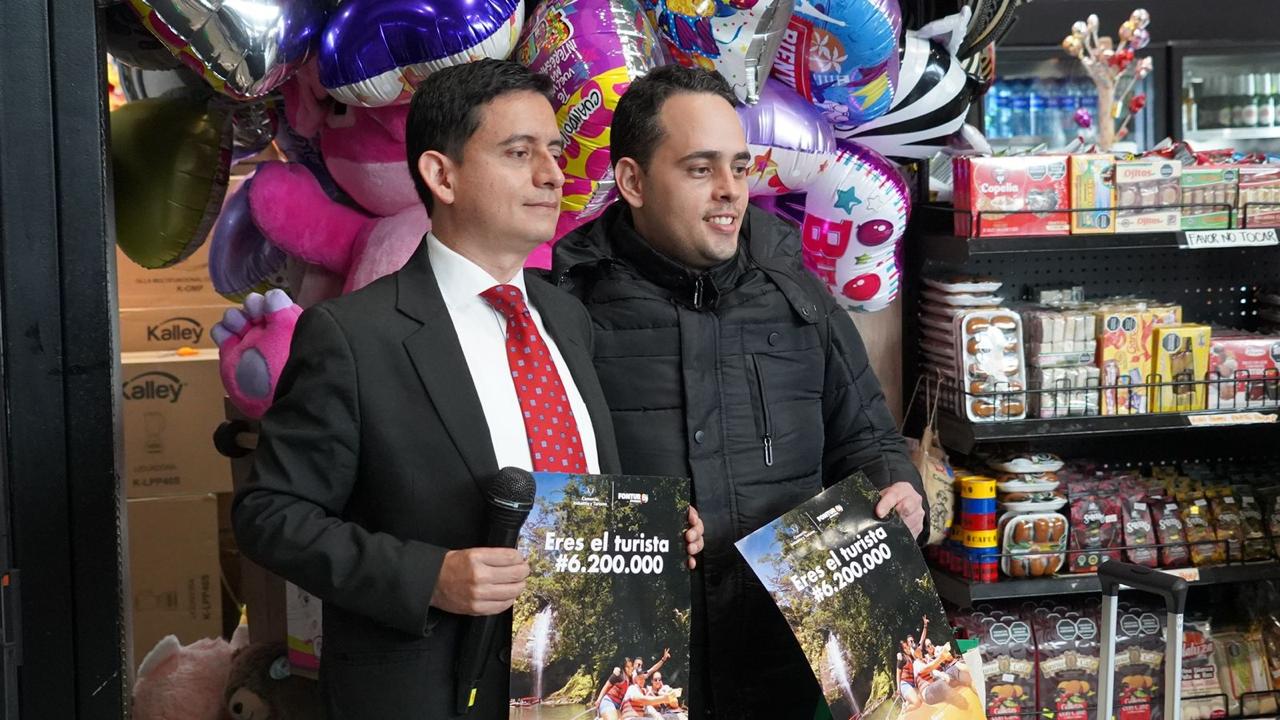 El viceministro de Turismo (e), Juan Manrique Camargo, dio la bienvenida al ‘País de la Belleza’ al turista 6,2 millones de este año.