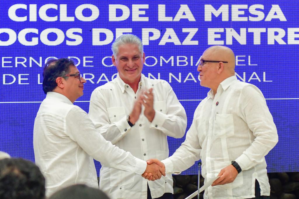 Gobierno y ELN firman cese al fuego y plantean fecha límite para acabar la guerra