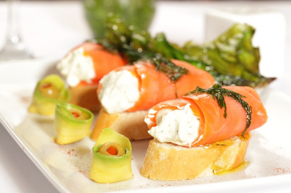 Tapa de salmón ahumado con crema agria