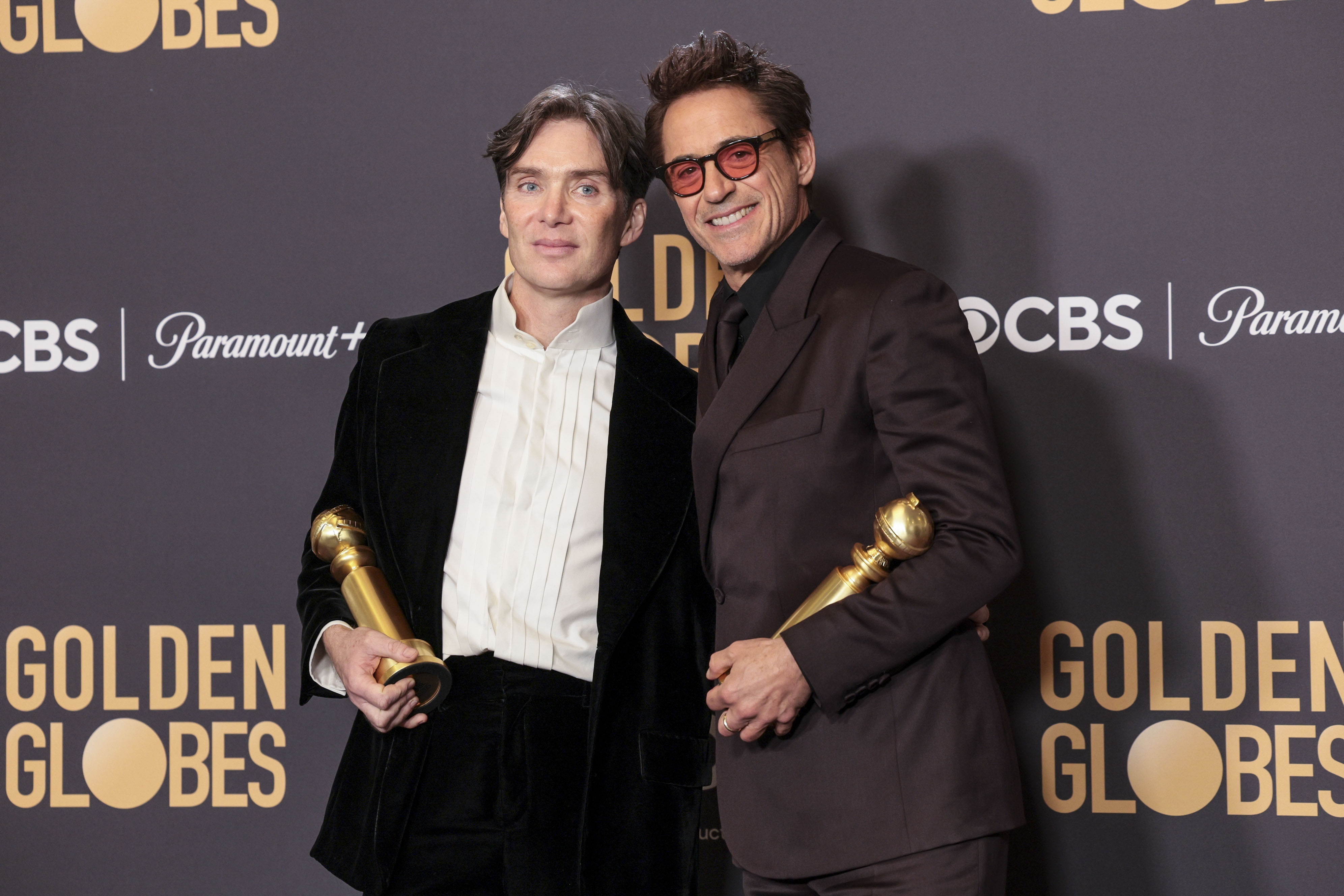 Beverly Hills (Estados Unidos), 08/01/2024.- El actor irlandés Cillian Murphy (i) ostenta el Globo de Oro a la mejor interpretación de un actor masculino en una película - Drama por 'Oppenheimer' junto al actor estadounidense Robert Downey Jr. ., quien sostiene el Globo de Oro a la mejor interpretación masculina en un papel secundario en cualquier película por 'Oppenheimer', durante la 81ª ceremonia anual de los Globos de Oro en Beverly Hills, California, EE.UU. EFE/ ALLISON DINNER