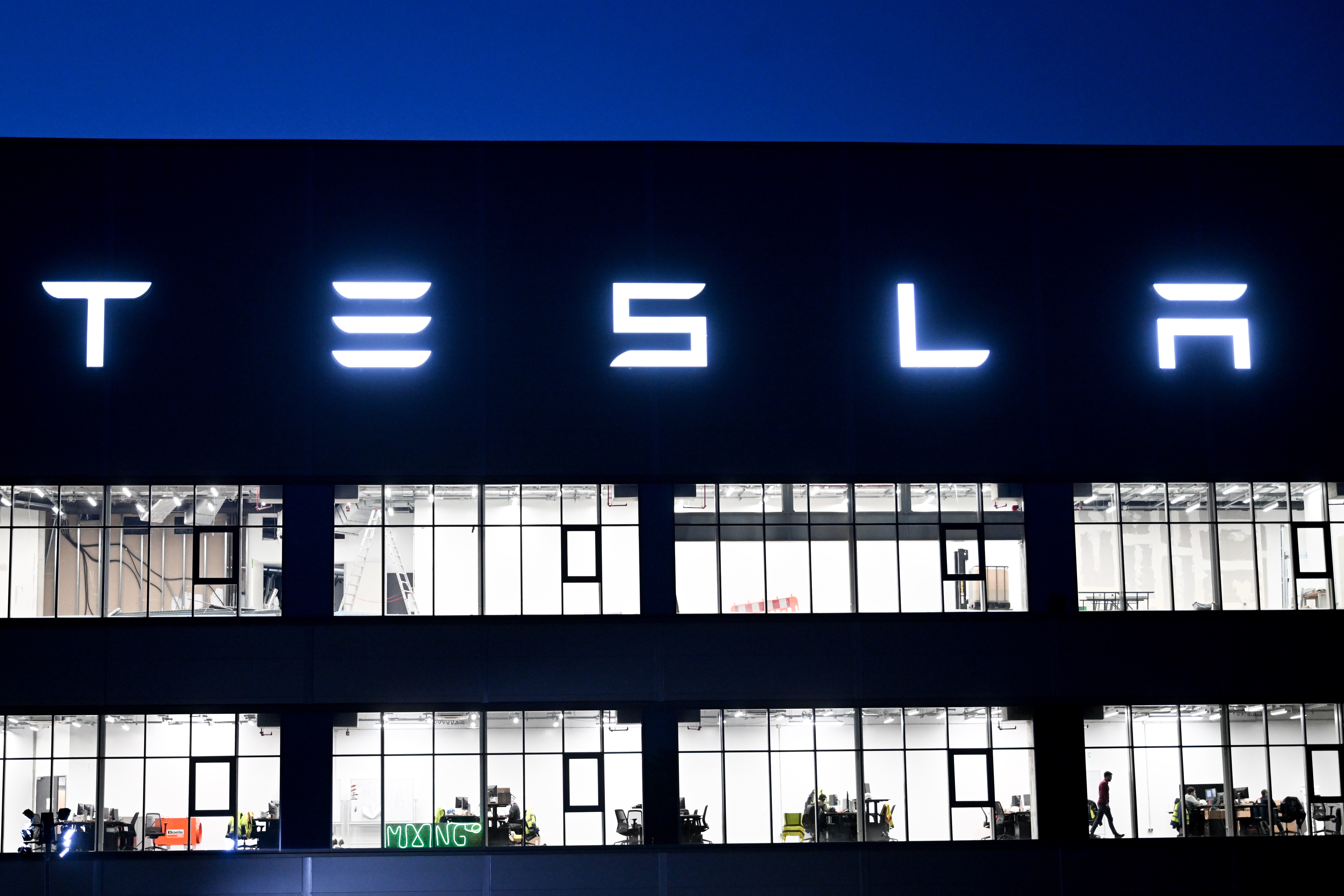 EE.UU. investigará 2,6 millones de vehículos de Tesla por conducción autónoma
