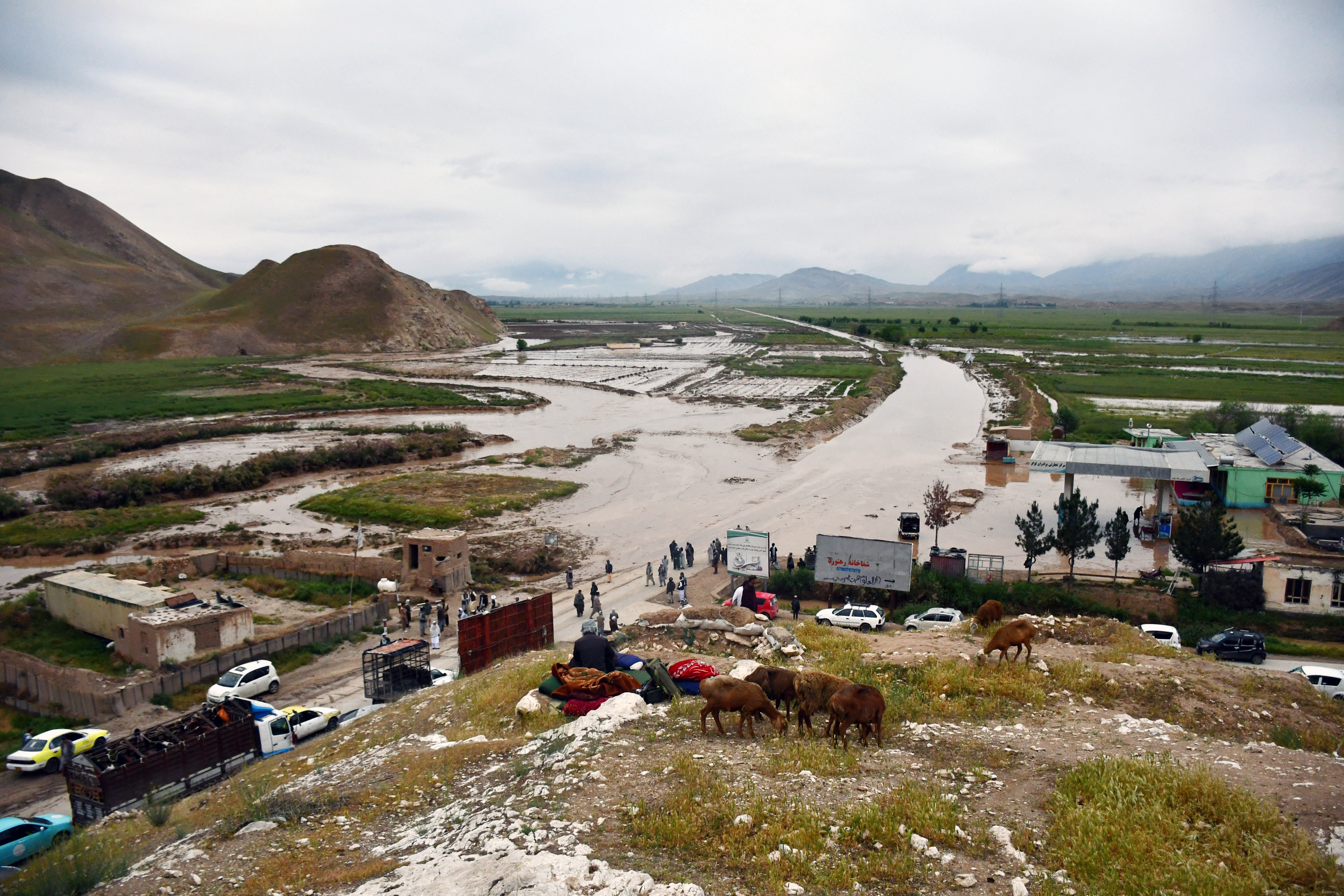 Más de 300 personas muertas por inundaciones súbitas en Afganistán