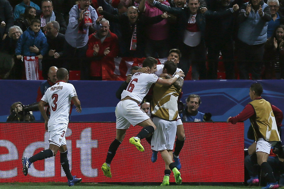 Los jugadores del Sevilla celebran el gol del argentino Carlos Joaquín Correa, este miércoles, frente al Leicester por la Champions. / EFE