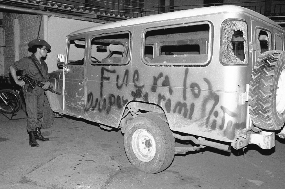 Esta fue una de las fotos icónicas del conflicto armado colombiano, tomada horas después de haberse perpetrado la masacre de La Rochela.