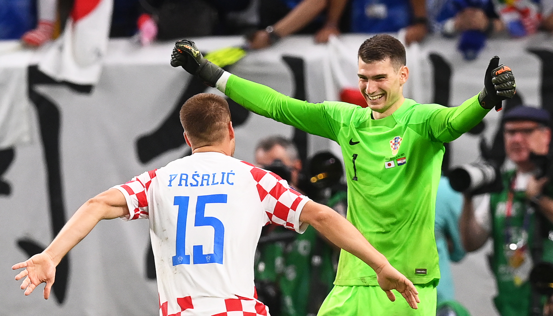Al Wakrah (Qatar), 05/12/2022.- Mario Pasalic (L) of Croatia celebrates with goalkeeper Dominik Livakovic (R) after scoring the decisive penalty during the penalty shoot-out of the FIFA World Cup 2022 round of 16 soccer match between Japan and Croatia at Al Janoub Stadium in Al Wakrah, Qatar, 05 December 2022. (Mundial de Fútbol, Croacia, Japón, Catar) EFE/EPA/Neil Hall
