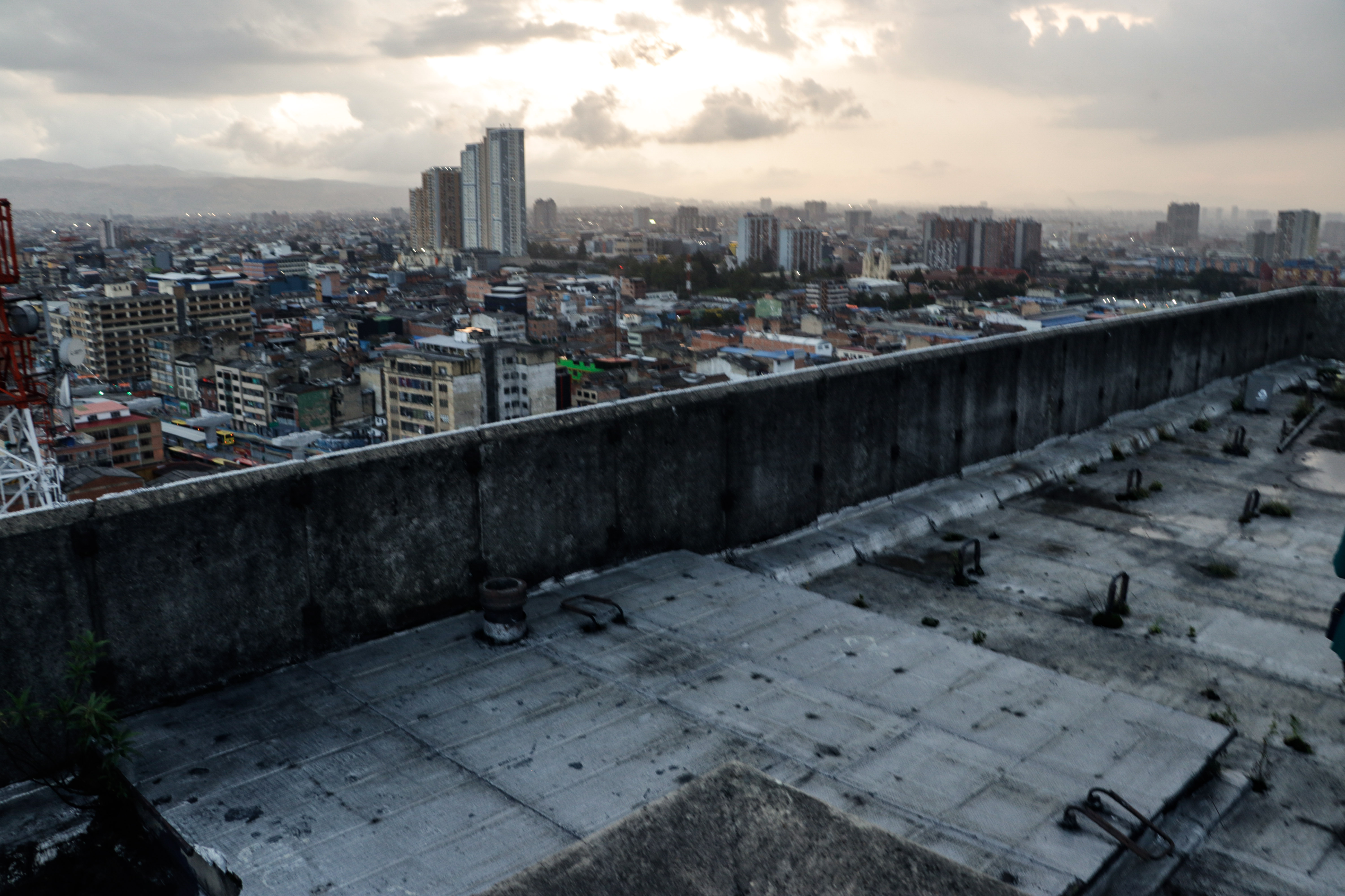 La historia del edificio se remonta a 1973, año de inauguración. Tras 30 años como sede principal de Telecom, en 2003 la empresa fue liquidada y la estructura detenida en el tiempo.