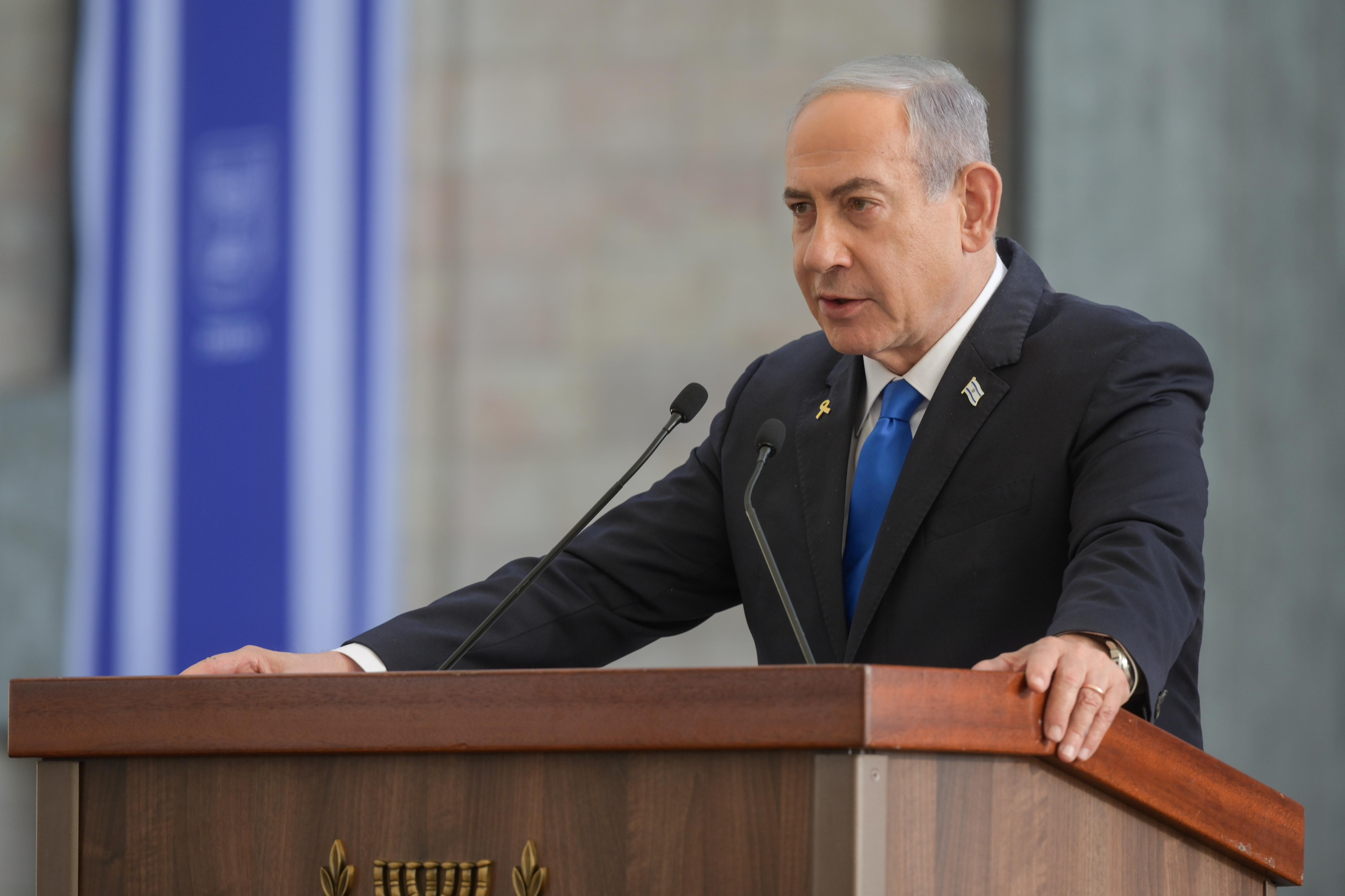 JERUSALÉN (ISRAEL), 28/10/2024.- El primer ministro israelí, Benjamin Netanyahu, participa este lunes, en la ceremonia en memoria de los asesinados y caídos el 7 de octubre y en la guerra de las "Espadas de Hierro", y en la colocación de una piedra angular para la Monumento a las víctimas de las hostilidades, en la Knesset de Jerusalén.EFE/ GPO SOLO USO EDITORIAL SOLO DISPONIBLE PARA ILUSTRAR LA NOTICIA QUE ACOMPAÑA (CRÉDITO OBLIGATORIO)