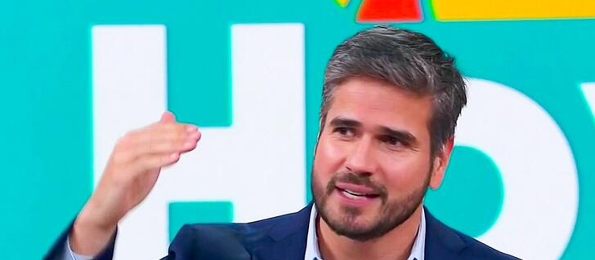 Daniel Arenas publicó foto muy sonriente con mujer rubia. No es Daniela Álvarez