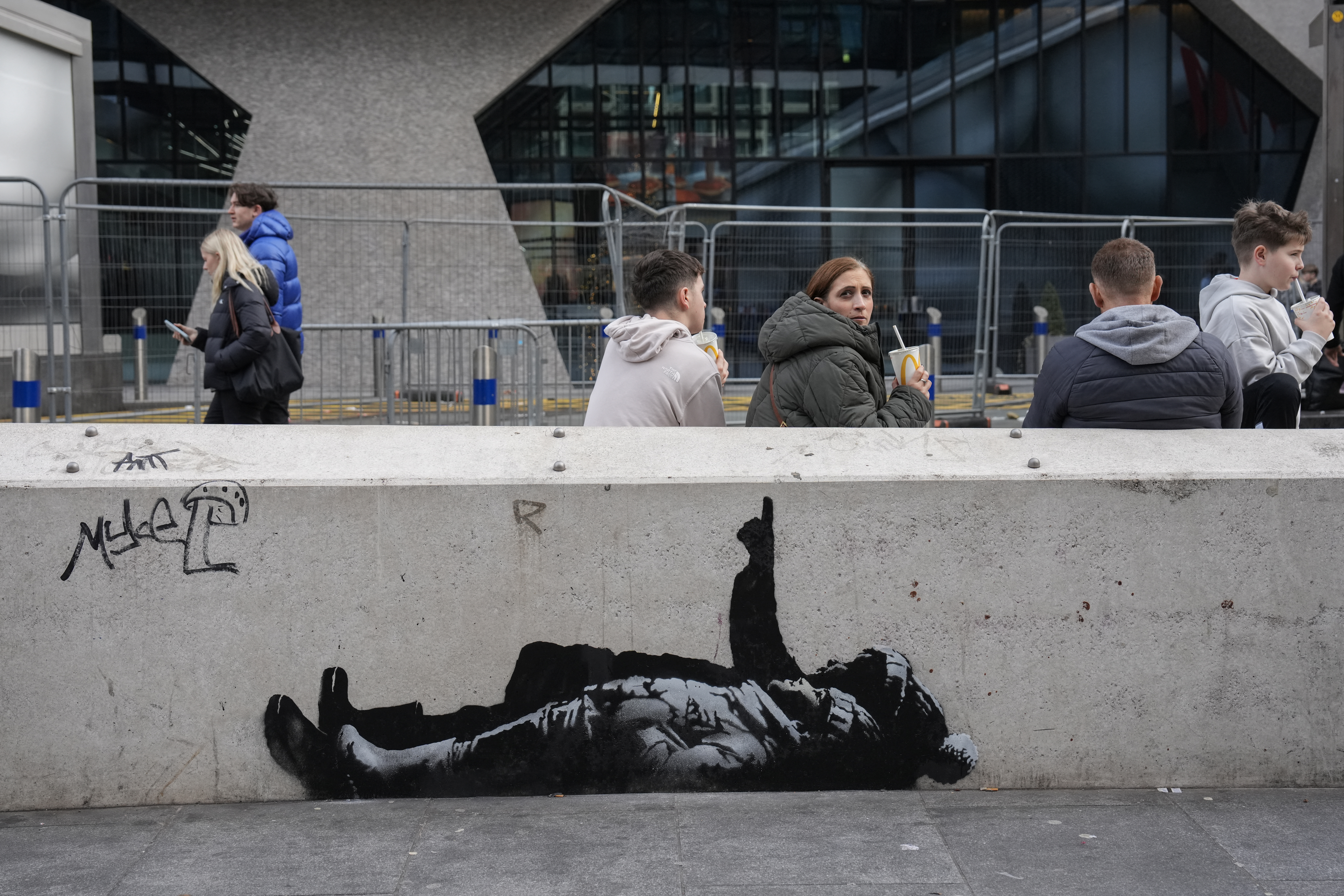 Banksy revela dos nuevos murales idénticos en Londres