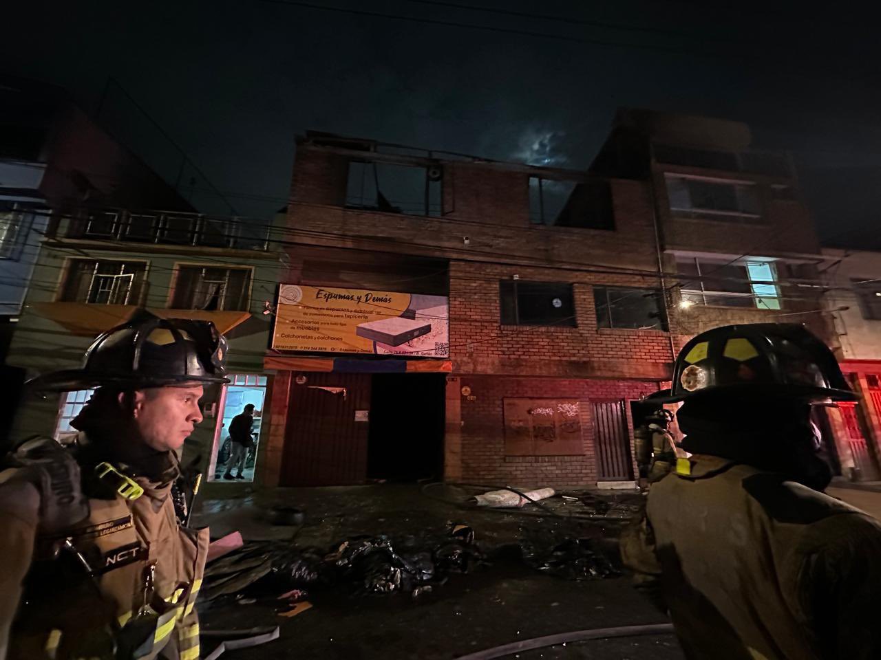 Incendio en bodega de colchones en Bogotá: bomberos rescatan a un gato