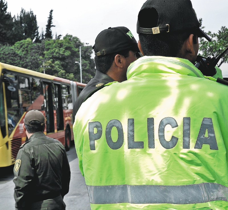 Capturados tres policías por presunto abuso de autoridad contra un usuario de Transmilenio