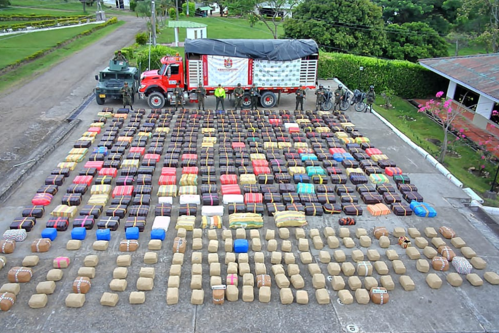Incautan 8,6 toneladas de marihuana en Huila, camufladas en un cargamento de heno