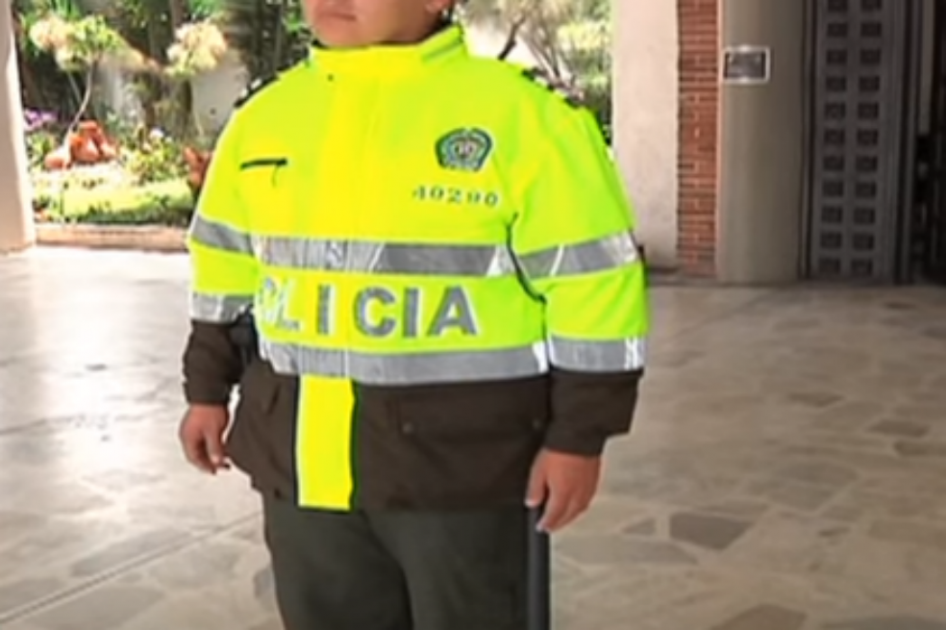 Verifique que porte el número de placa en la chaqueta tanto en la parte delantera como trasera.
