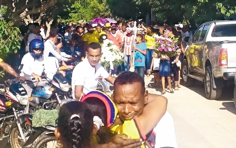 Los habitantes de Chiriguaná asistieron de forma multitudinaria al entierro del profesor Naiman Lara. / Cortesía