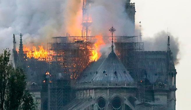 Mientras ardía Notre Dame