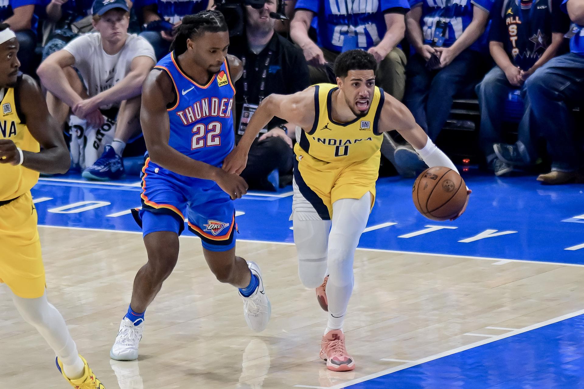 OKLAHOMA CITY (United States), 08/06/2025.- Indiana Pacers guard Tyrese Haliburton (R) in action against Oklahoma City Thunder guard Cason Wallace (L) during the first half of game two of the NBA Finals between the Indiana Pacers and the Oklahoma City Thunder in Oklahoma City, Oklahoma, USA, 08 June 2025. (Baloncesto) EFE/EPA/MANUELA SOLDI SHUTTERSTOCK OUT
